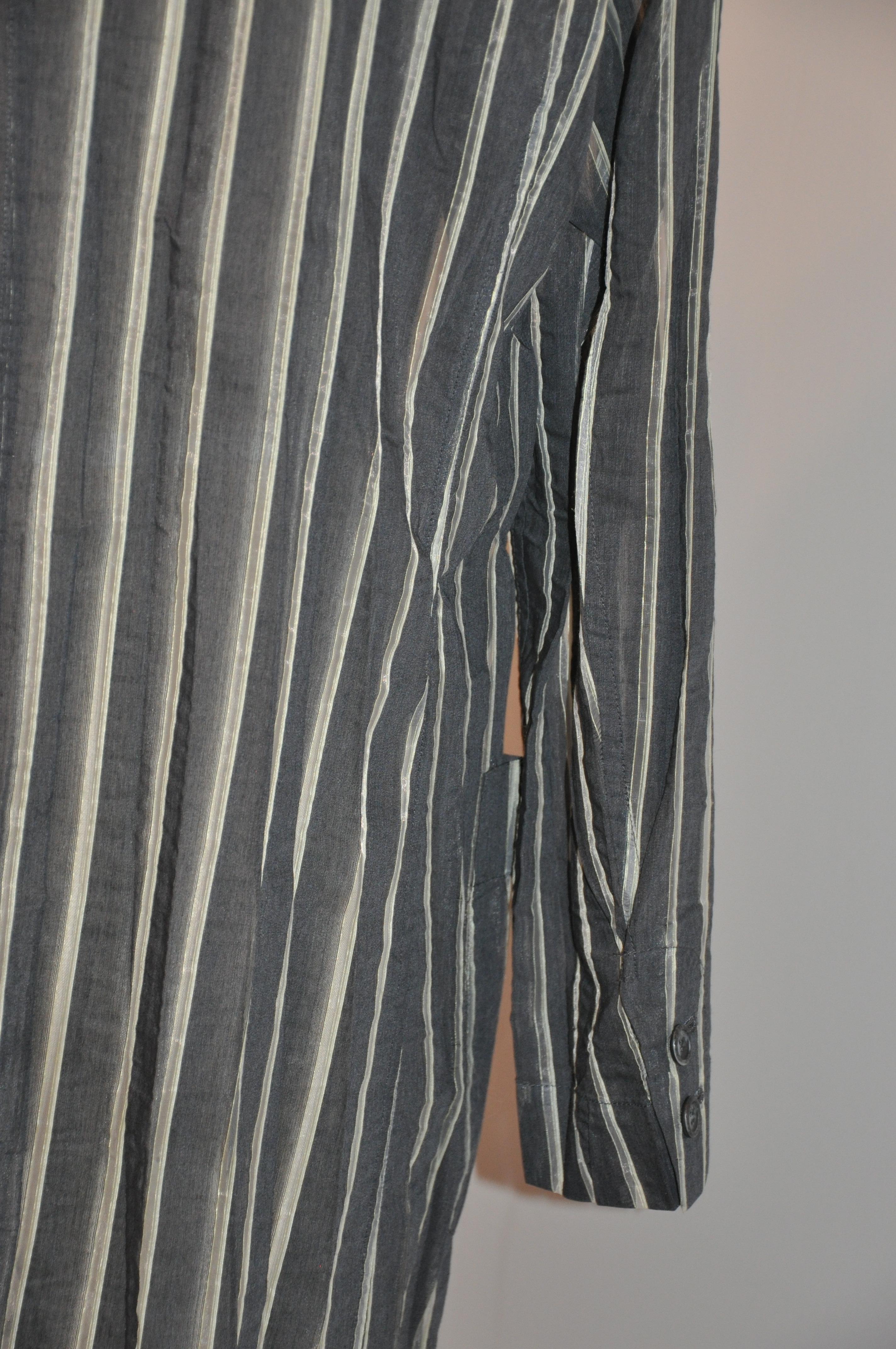 Issey Miyake - Cappotto da pittore in lino a righe grigio acciaio in vendita 4