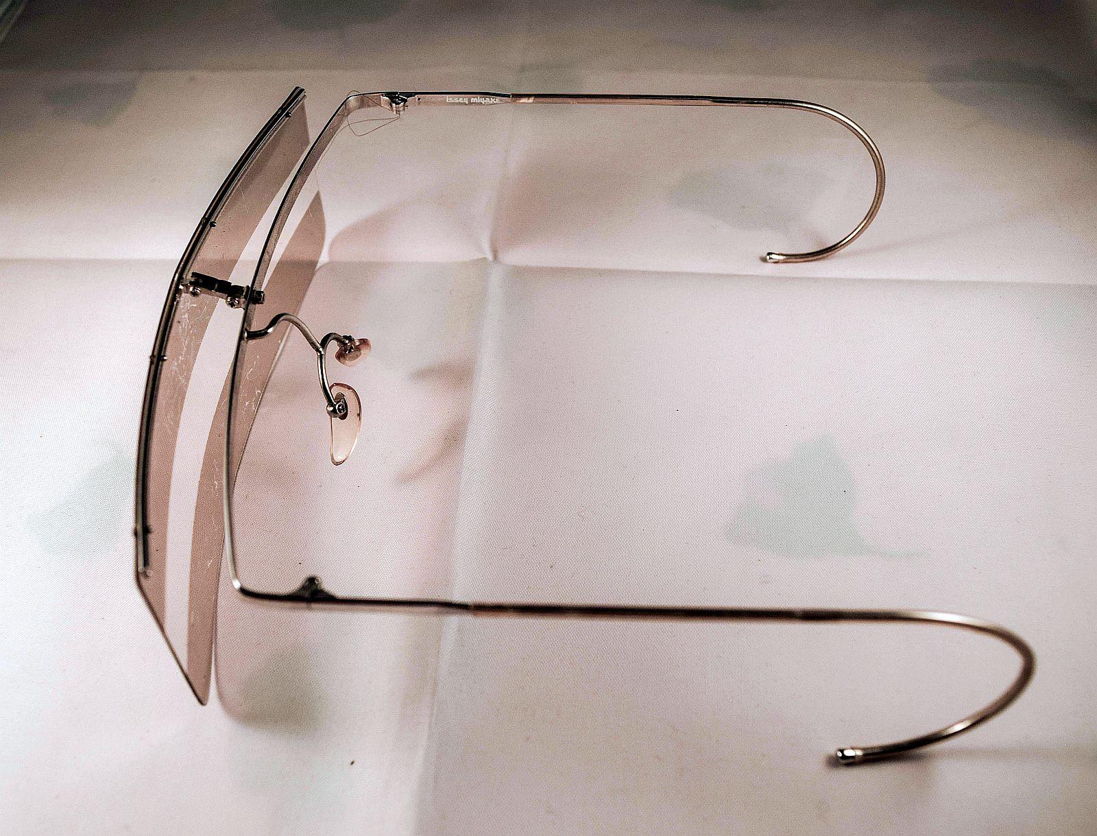 Rare Issey Miyake sunglasses.This one is really one of a kind probobly made in very very small quantity at the time because it was too daring comparing to other sun glasses.
The front vision section can go up and down and move sideways.
It is in