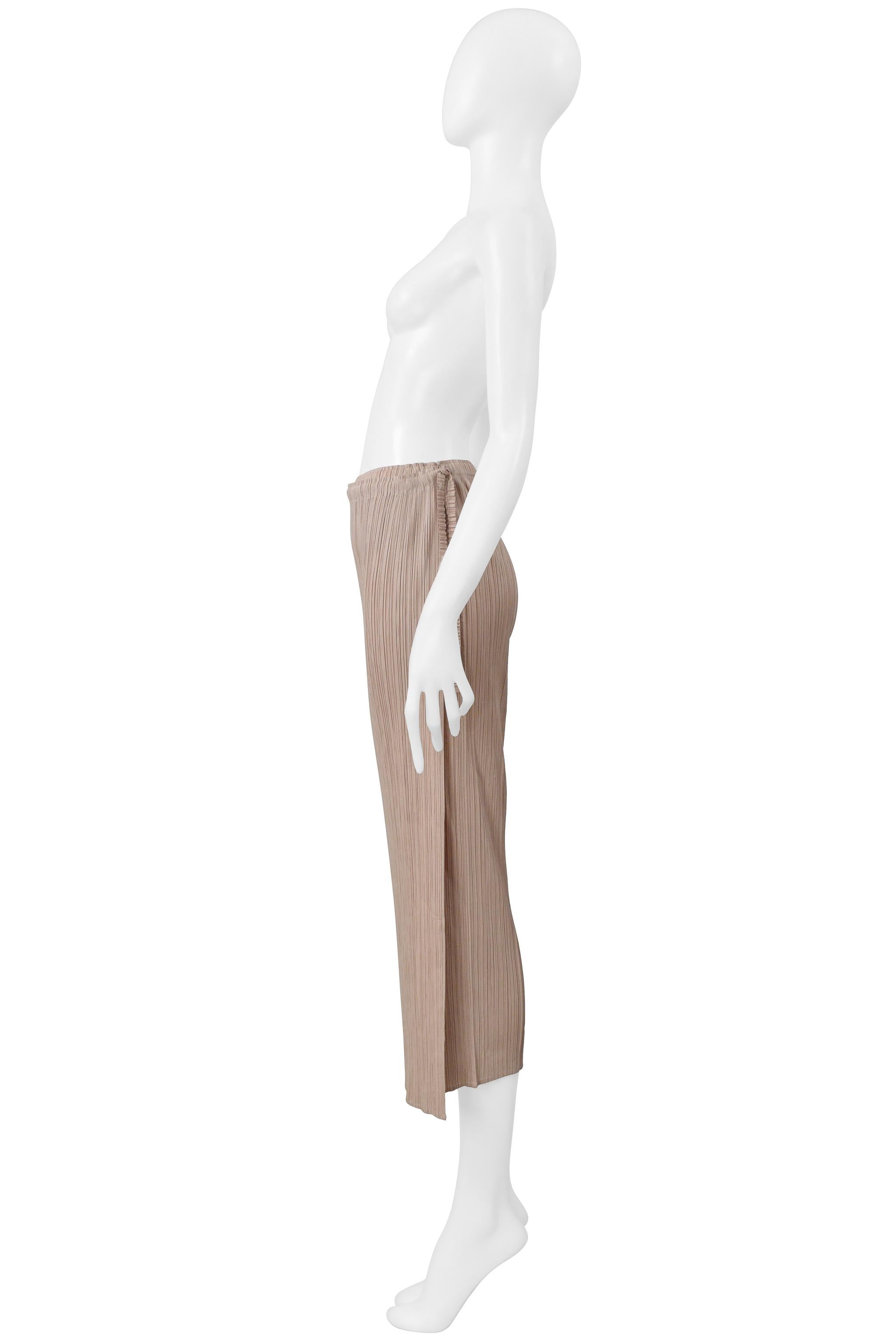 Beige Issey Miyake Pantaloni plissettati con pannello frontale 2004 in vendita