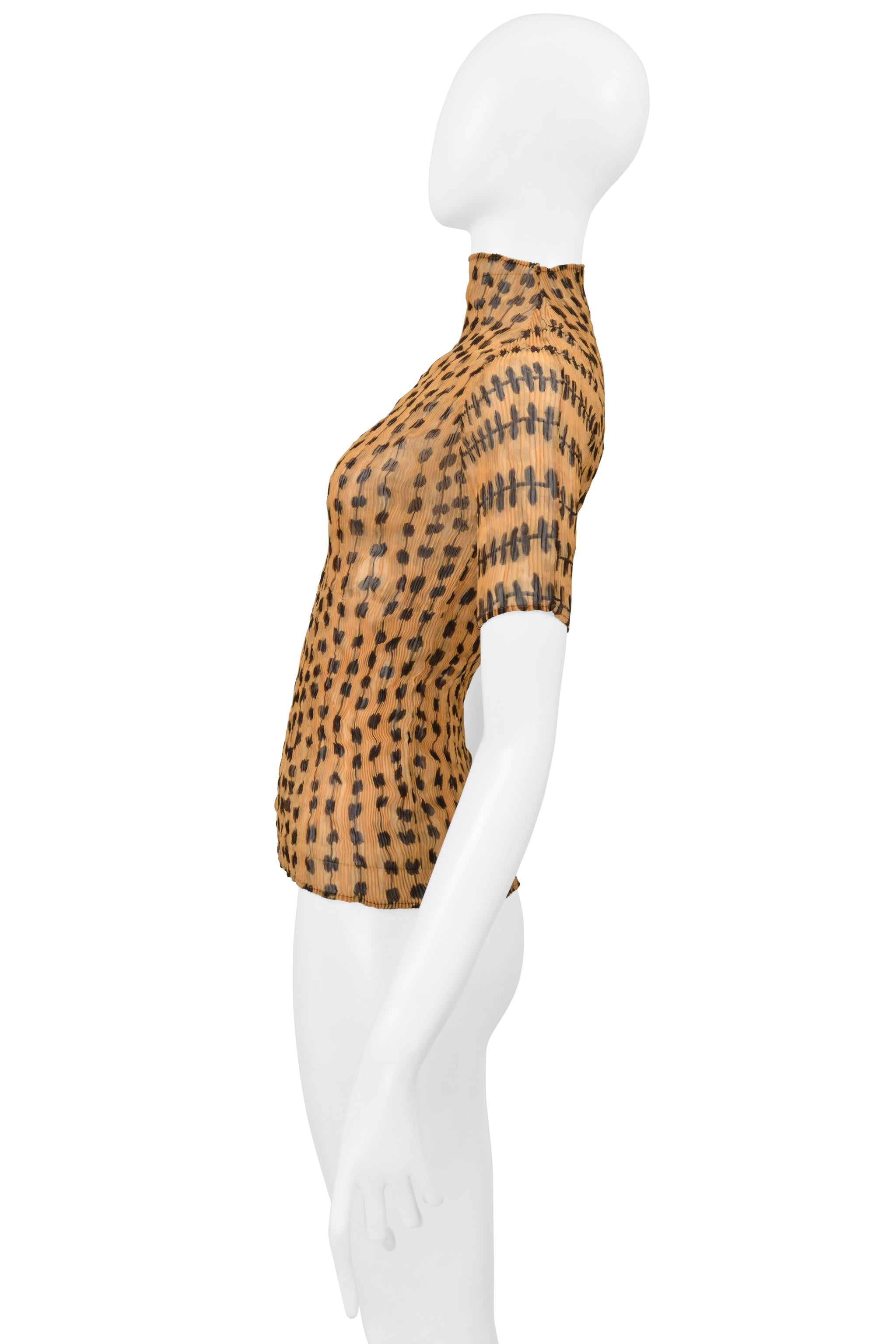 Resurrection Vintage è lieta di offrirti un top vintage Issey Miyake a pieghe, con stampa astratta, collo alto e maniche corte. 

Issey Miyake
Dimensioni: Media 
Tessuto: 100% poliestere

Collezione'S del 2000 
Eccellenti condizioni