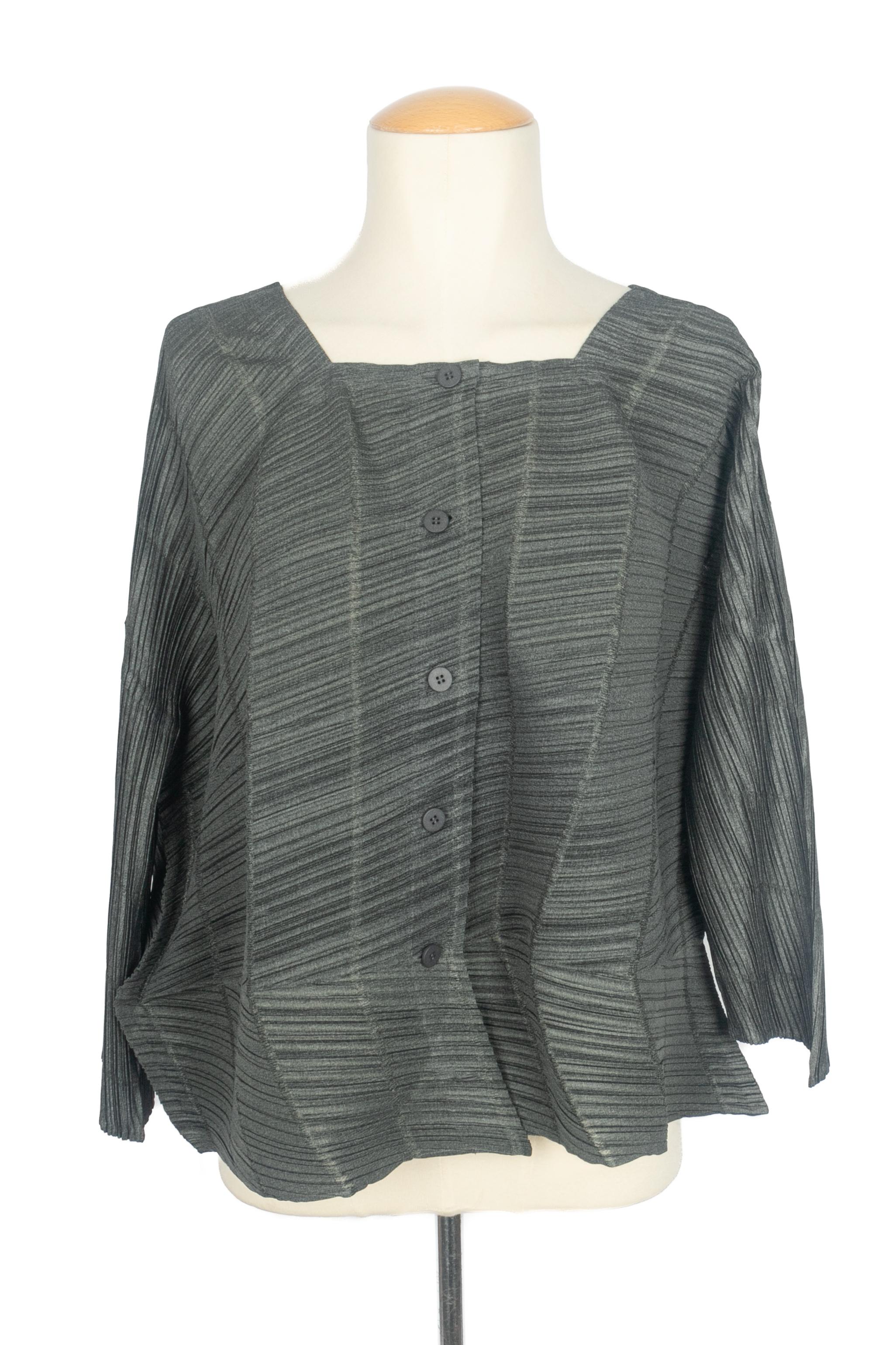 ISSEY MIYAKE - (Made in Japan) Gray Pleats Please top. Size 5. A Collection Circa 1990.

Condition:
Very good condition

Dimensions:
Shoulder width: About 55 cm - Length: 55 cm

SKU:FH225