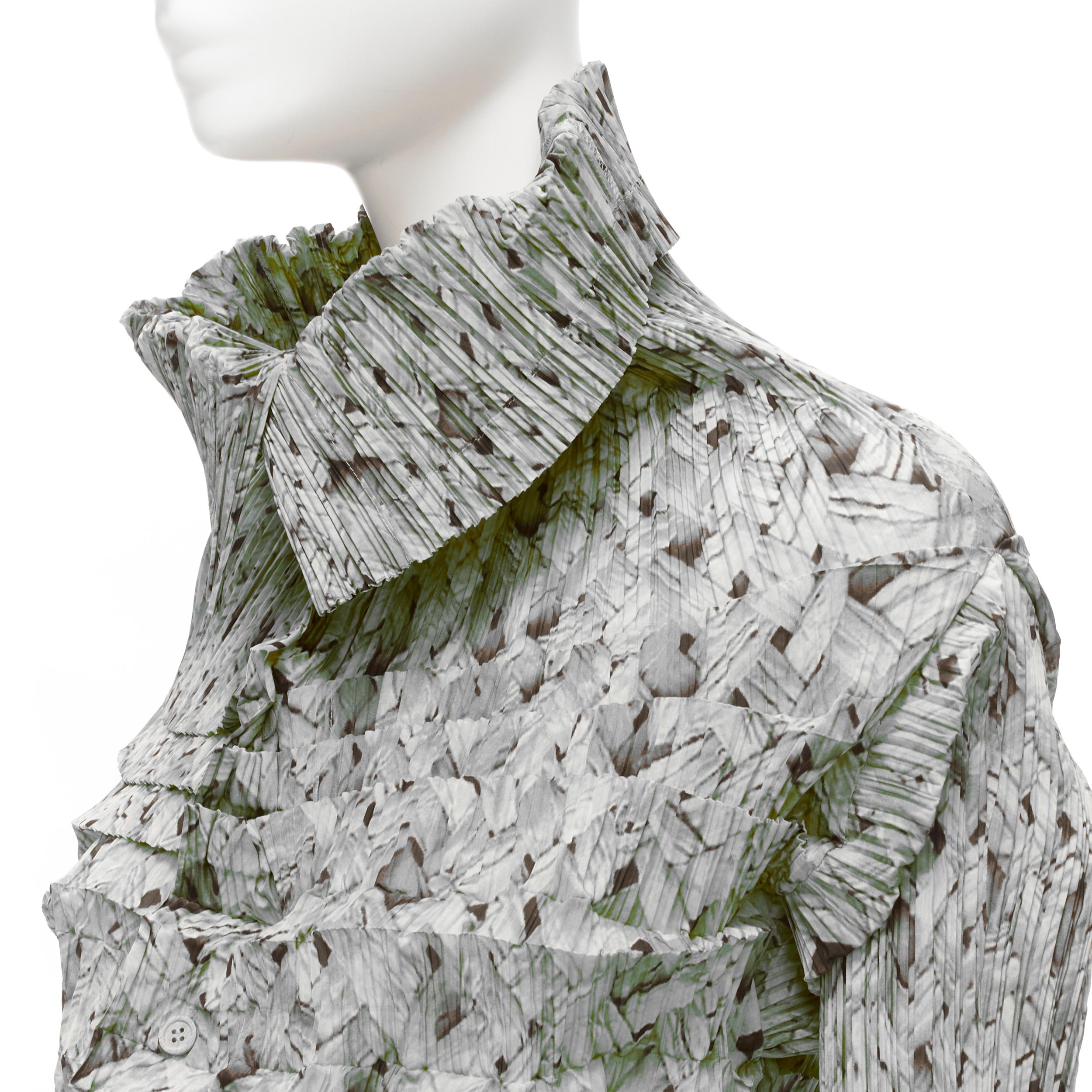 ISSEY MIYAKE grey Tromp Loeil woven print funnel neck pleated button up shirt JP2 M
Reference: TGAS/D00283
Brand: Issey MIyake
Material: Polyester
Color: Grey, Black
Pattern: Abstract
Closure: Button
Made in: Japan

CONDITION:
Condition: Excellent,