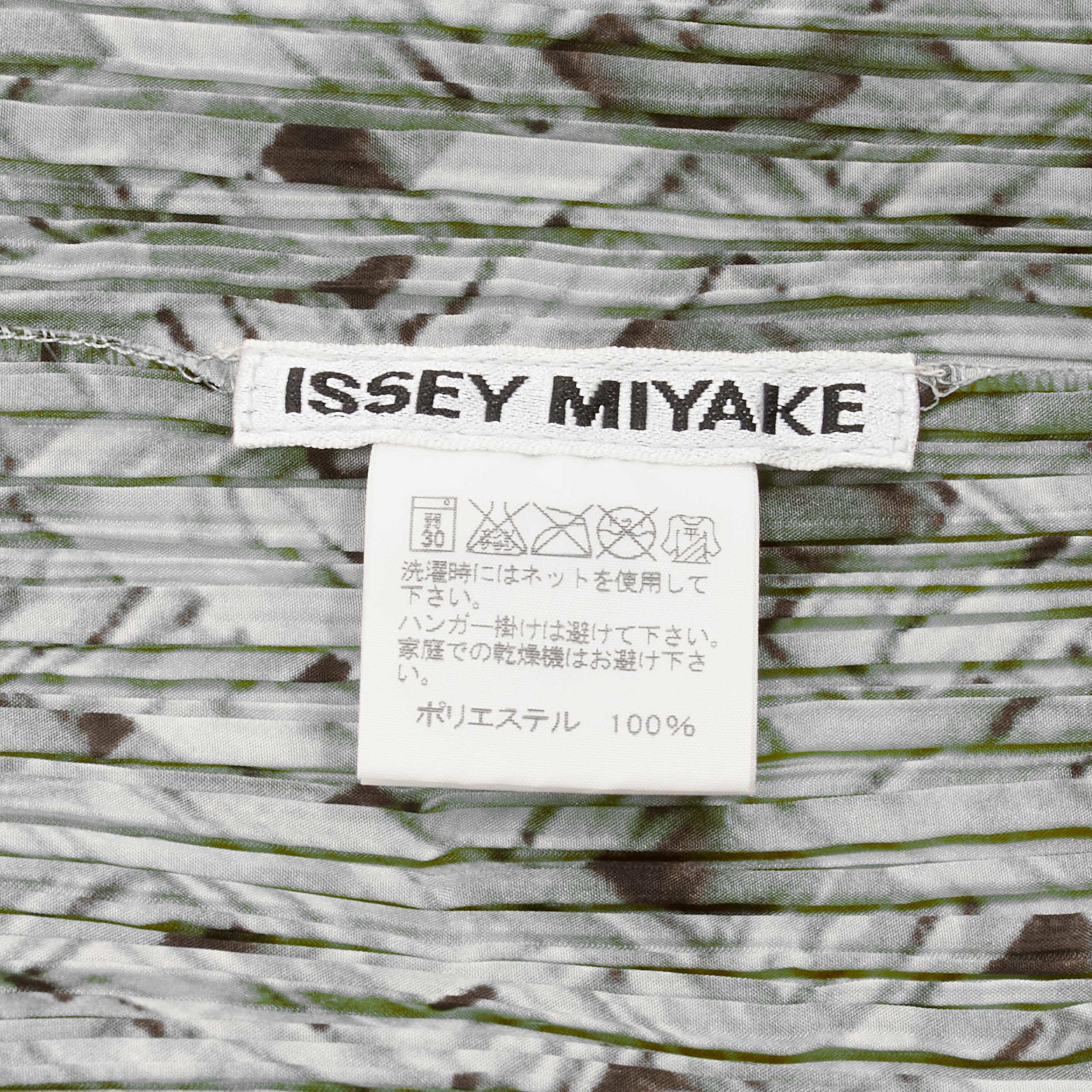 ISSEY MIYAKE Tromp Loeil woven print funnel neck pleated button up shirt JP2 M For Sale 5