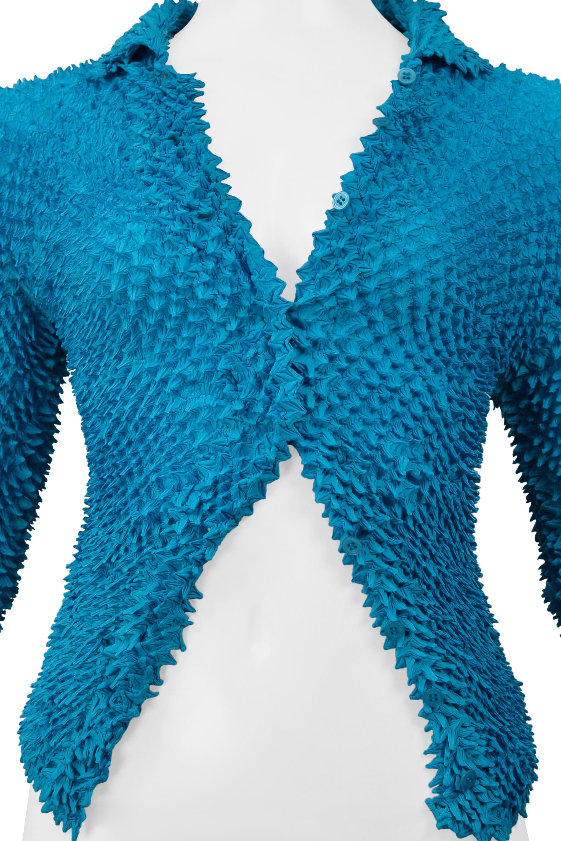 Resurrection Vintage è entusiasta di offrire un top vintage Issey Miyake turchese Pleats Please con le iconiche pieghe a porcospino in 3-D, bottoni invisibili sul davanti, maniche lunghe e un aspetto leggero.  

Issey Miyake
Dimensioni: Media