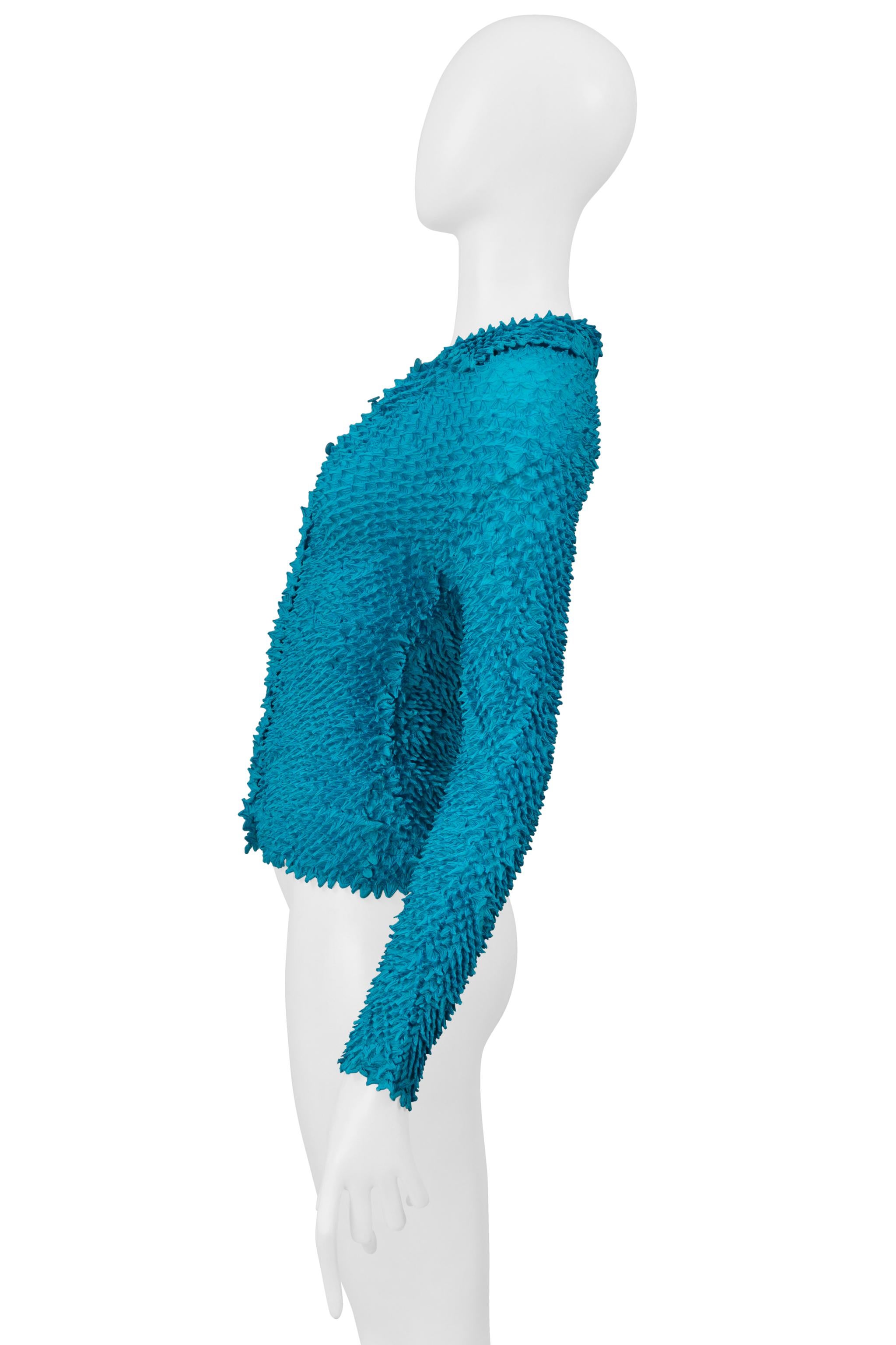 Issey Miyake - Camicia con bottoni turchese e pieghe a porcospino 2000-2001 In condizioni ottime in vendita a Los Angeles, CA