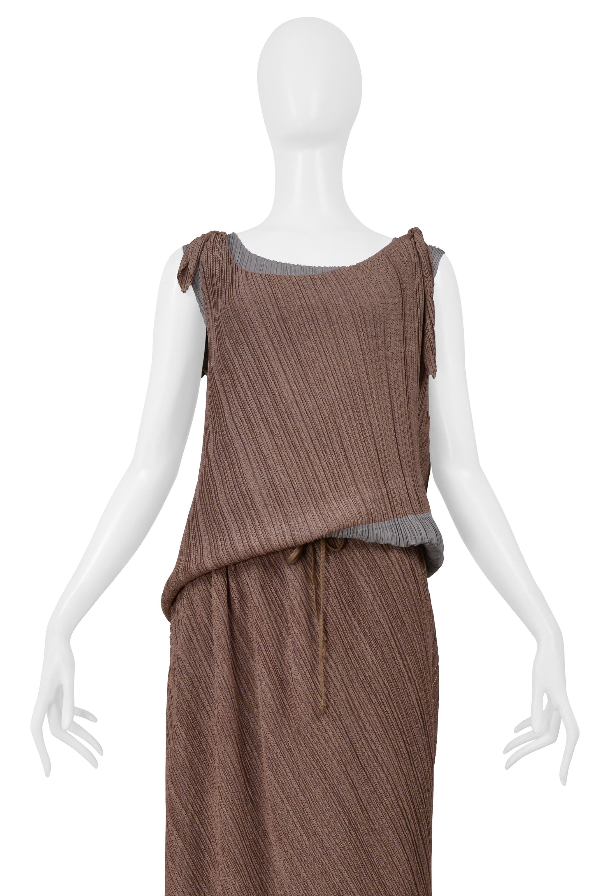 Resurrection Vintage freut sich, ein Vintage Issey Miyake zweifarbiges braunes und graues Doppel-Tank-Top und Rock-Ensemble von circa 2005 zu präsentieren, mit einer perforierten braunen äußeren Schicht und einer grauen plissierten ersten Schicht,