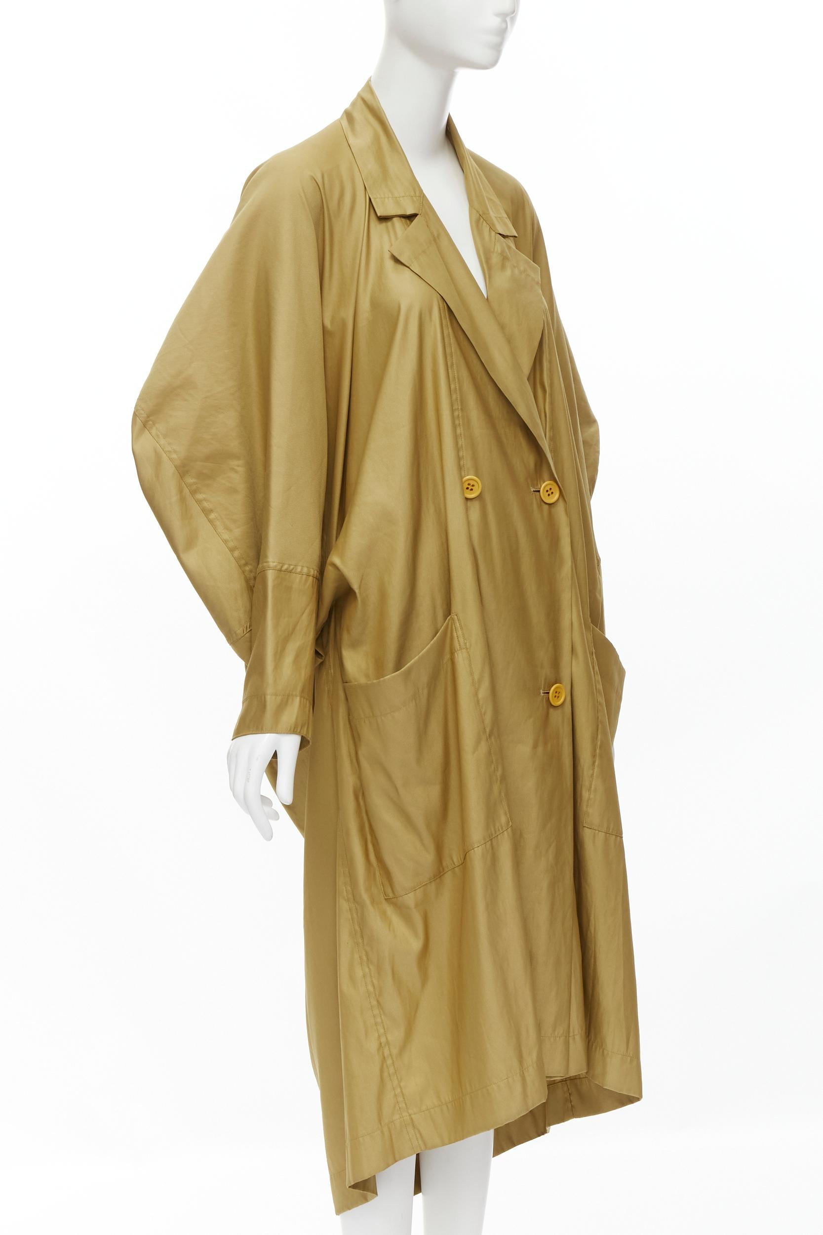 ISSEY MIYAKE Vintage 1980er Jahre Goldbeigefarbener Fallschirm-Trenchcoat mit drapiertem Rücken M (Braun) im Angebot