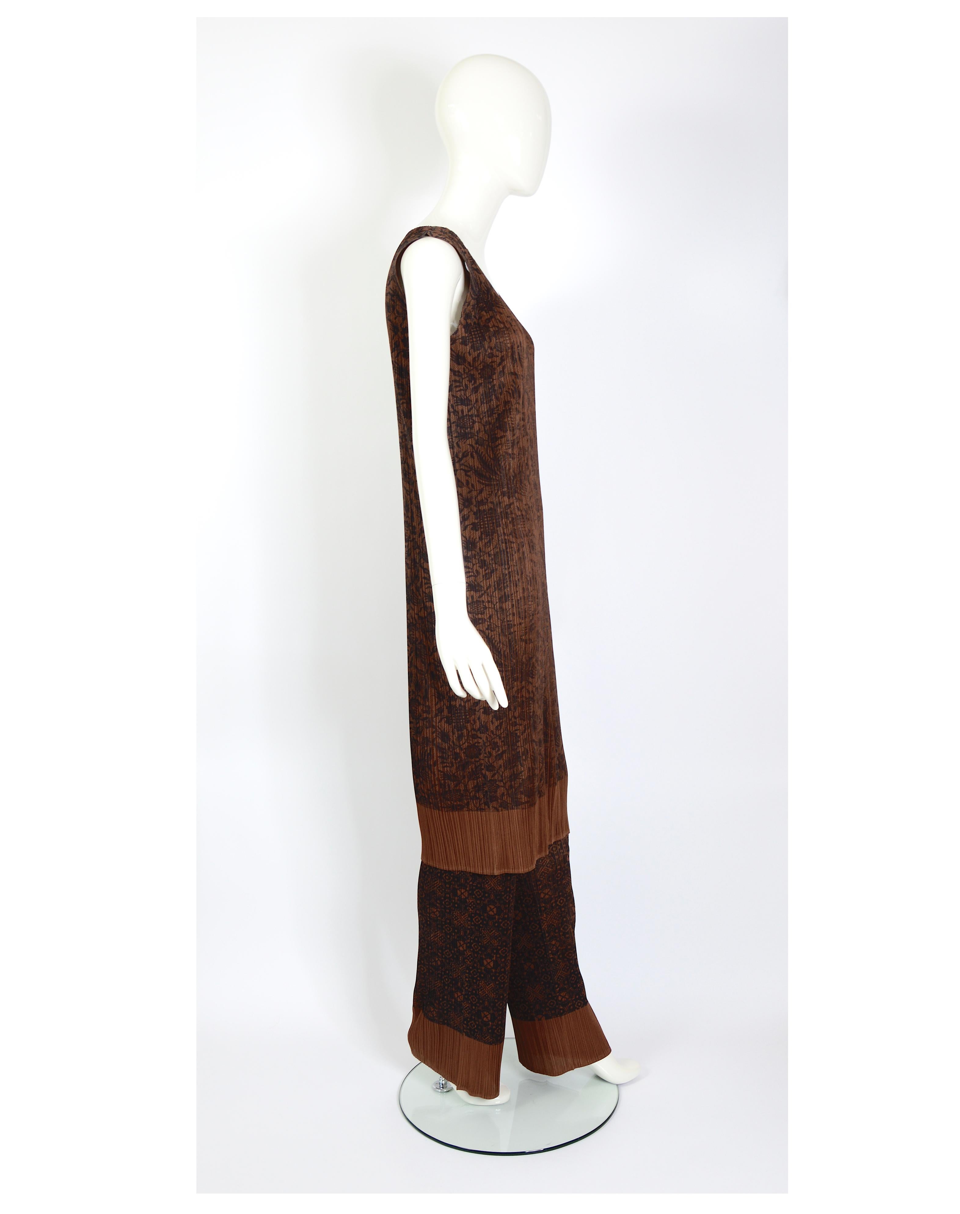 Issey Miyake vintage 1990s brown printed pleats dress and matching pants set In Excellent Condition For Sale In Antwerp, BE