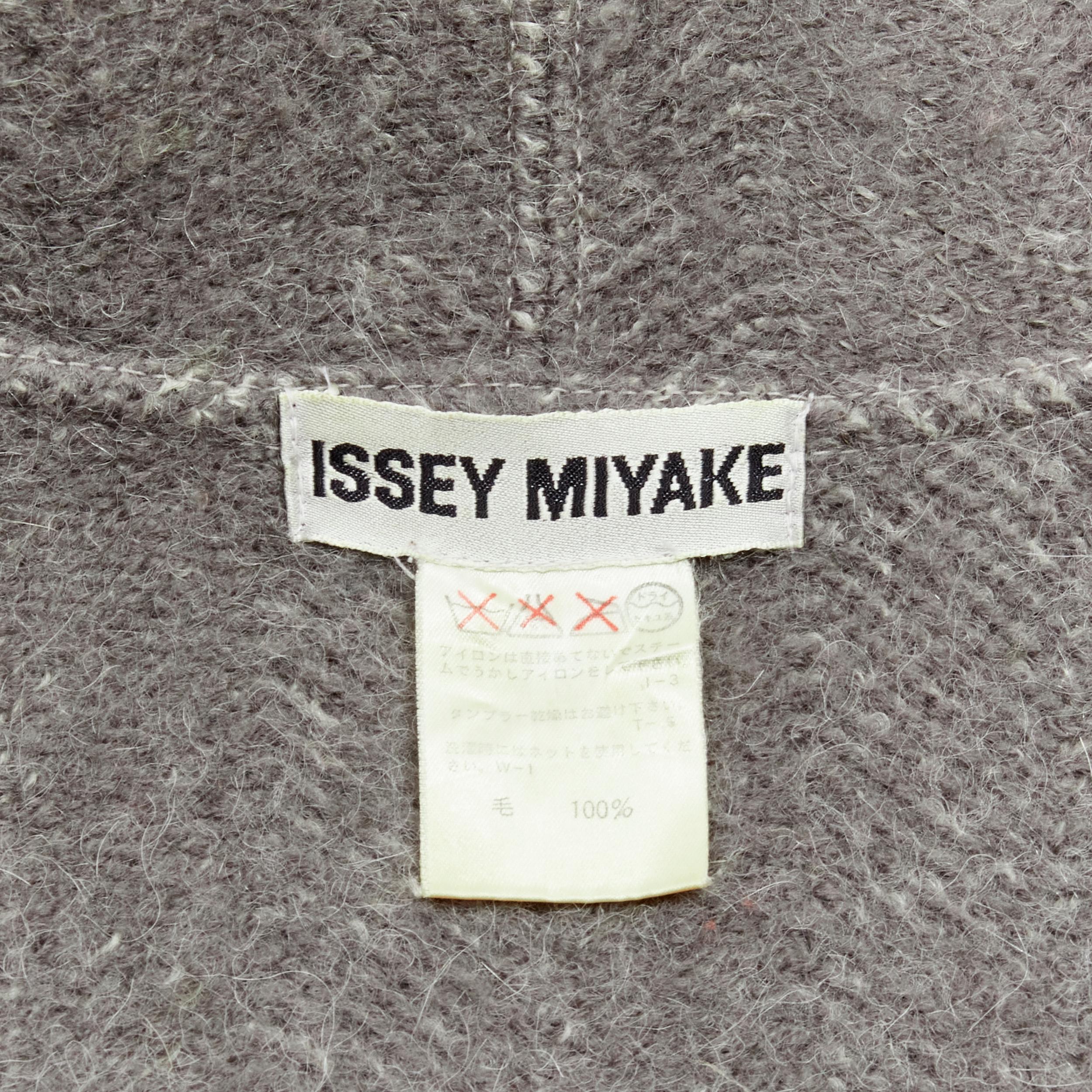 Issey Miyake Vintage 1992 Runway grigio con bordi sfrangiati e colletto largo in lana M in vendita 5