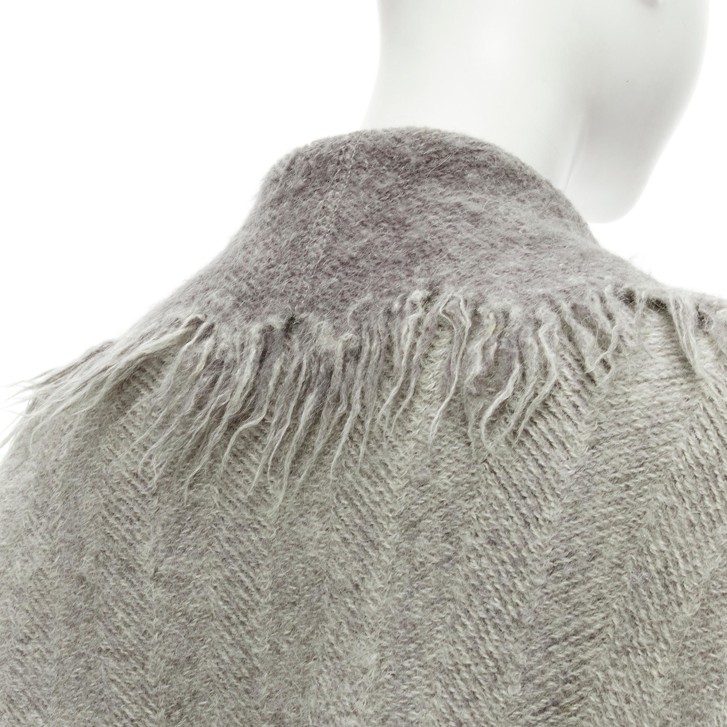 Issey Miyake Vintage 1992 Runway grigio con bordi sfrangiati e colletto largo in lana M
Riferimento: TGAS/C01727
Marchio: Issey Miyake
Collezione: FW 1992 - Passerella
Materiale: Lana
Colore: Grigio
Modello: Tinta unita
Chiusura: bottone
Prodotto