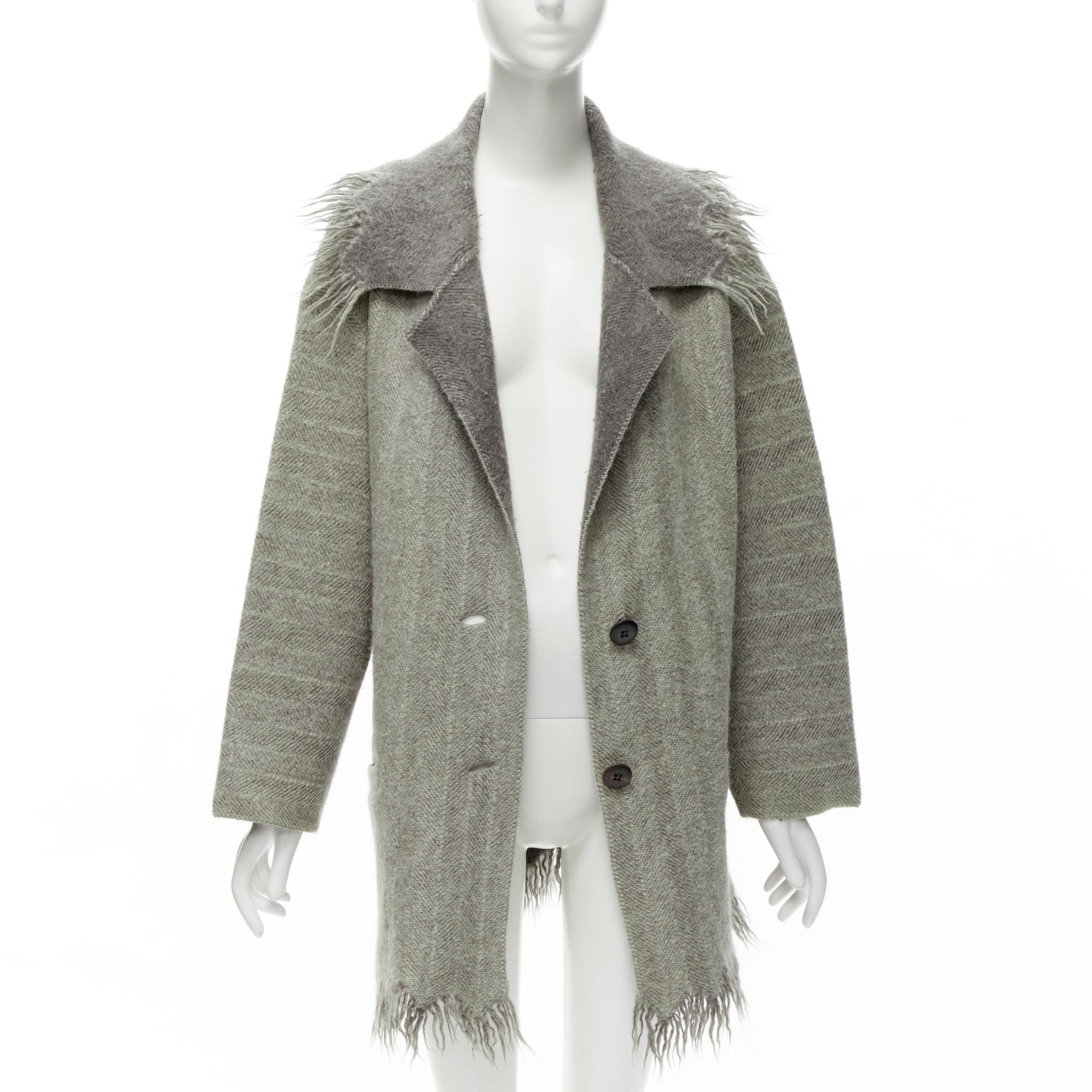 Grigio Issey Miyake Vintage 1992 Runway grigio con bordi sfrangiati e colletto largo in lana M in vendita