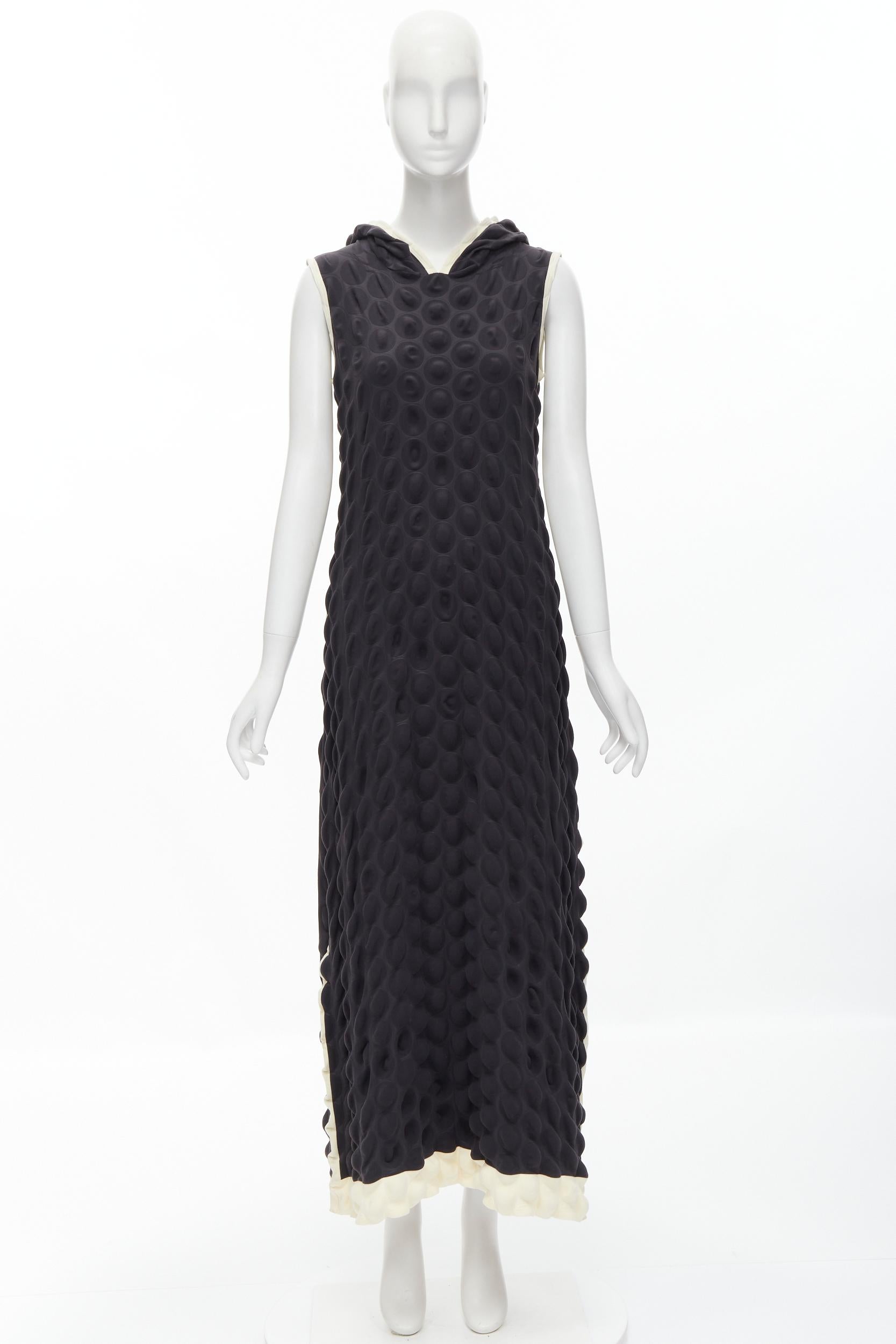 ISSEY MIYAKE Vintage 2000 Schwarz-weißes Kleid mit Kapuze und Eierkartonbesatz Gr. 3 L im Angebot 8