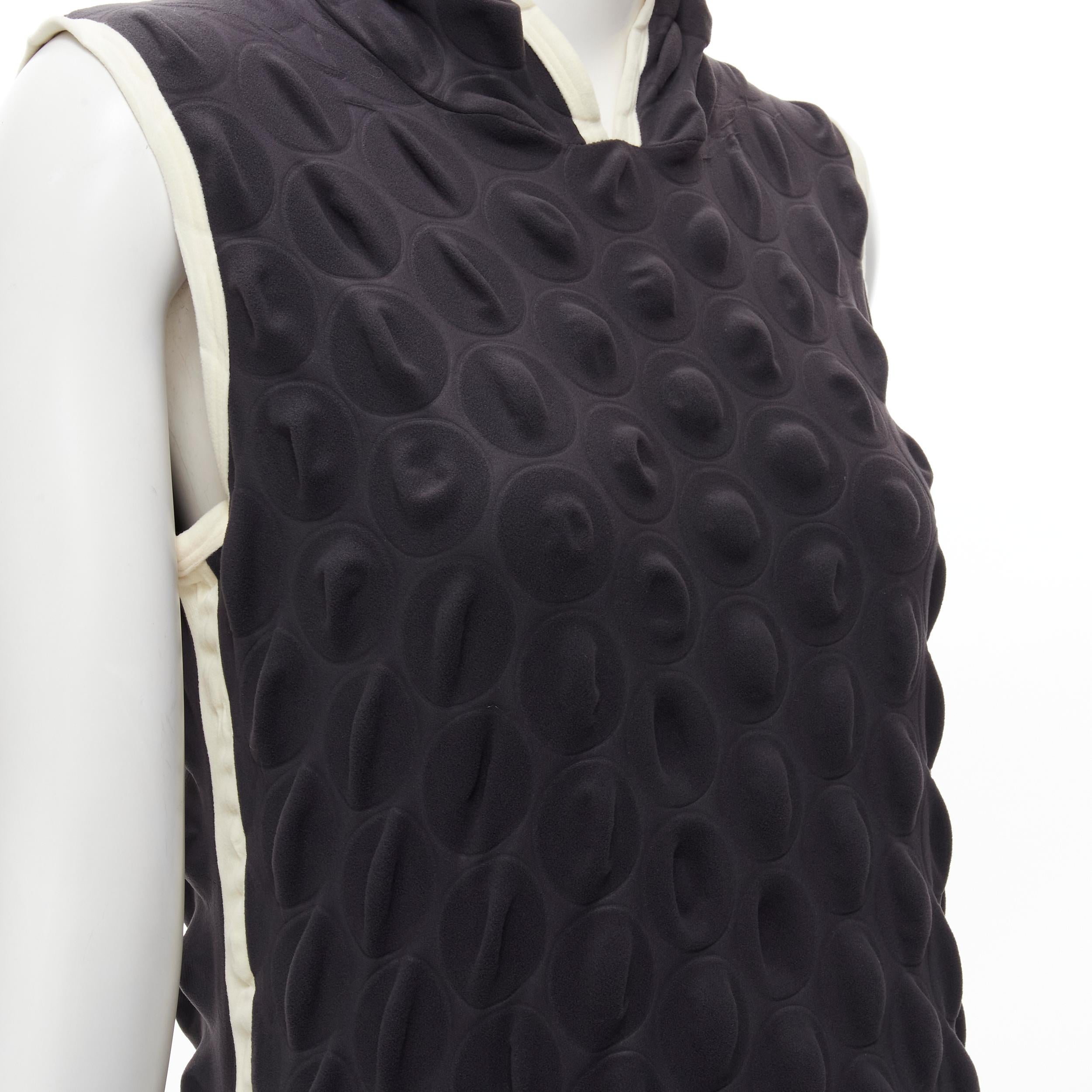 ISSEY MIYAKE Vintage 2000 Schwarz-weißes Kleid mit Kapuze und Eierkartonbesatz Gr. 3 L im Angebot 3