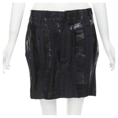 Issey Miyake Minigonna a pieghe con rivestimento laccato nero vintage M Raro