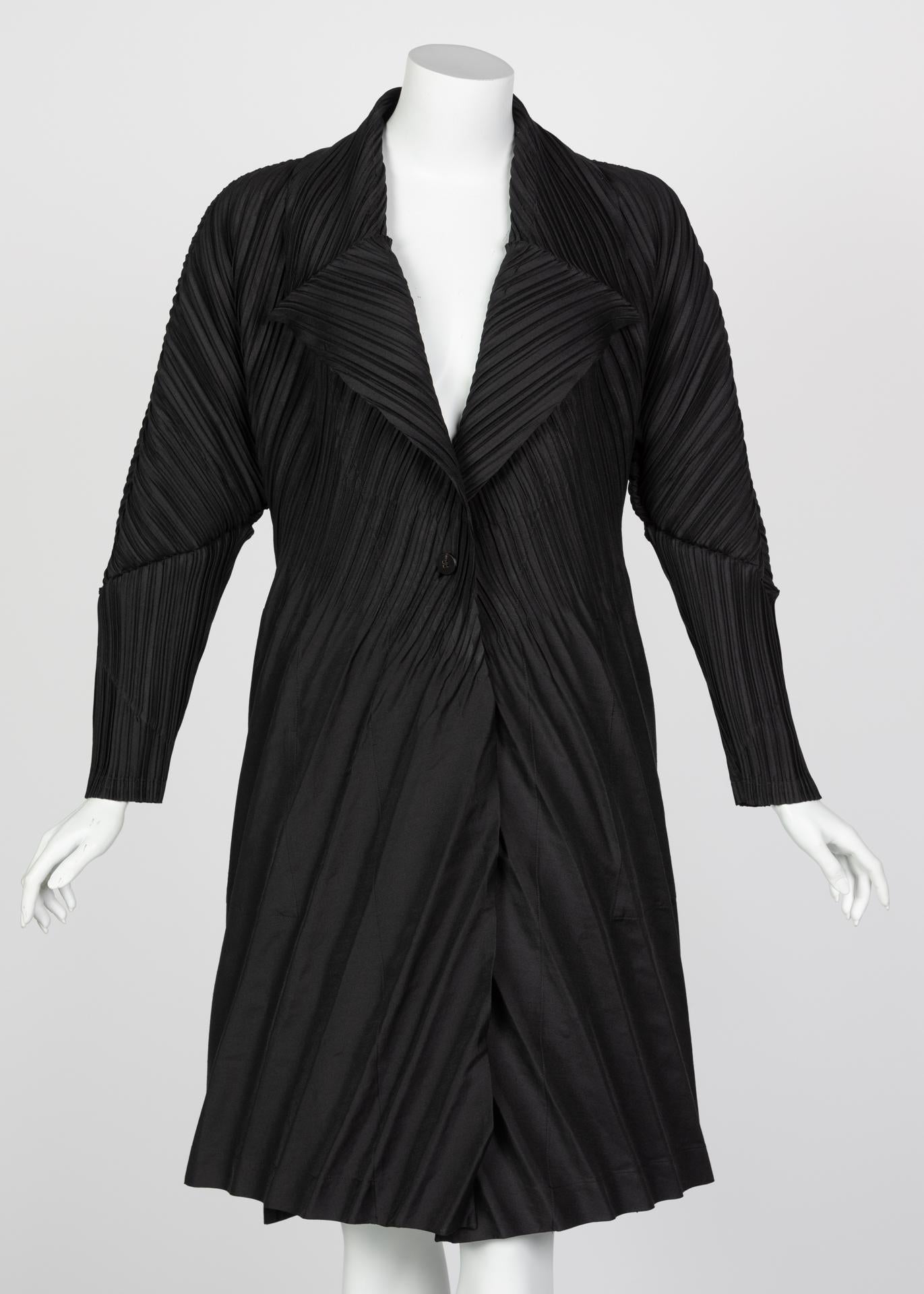 Issey Miyake Vintage Black Sculptural Pleated Cocoon Coat In Excellent Condition For Sale In Boca Raton, FL