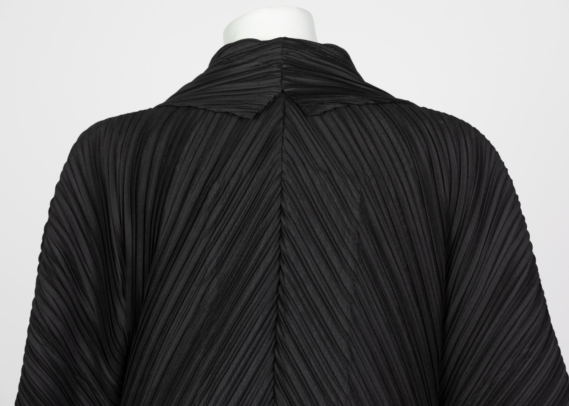 Issey Miyake Vintage Noir Manteau cocon plissé sculptural en vente 4