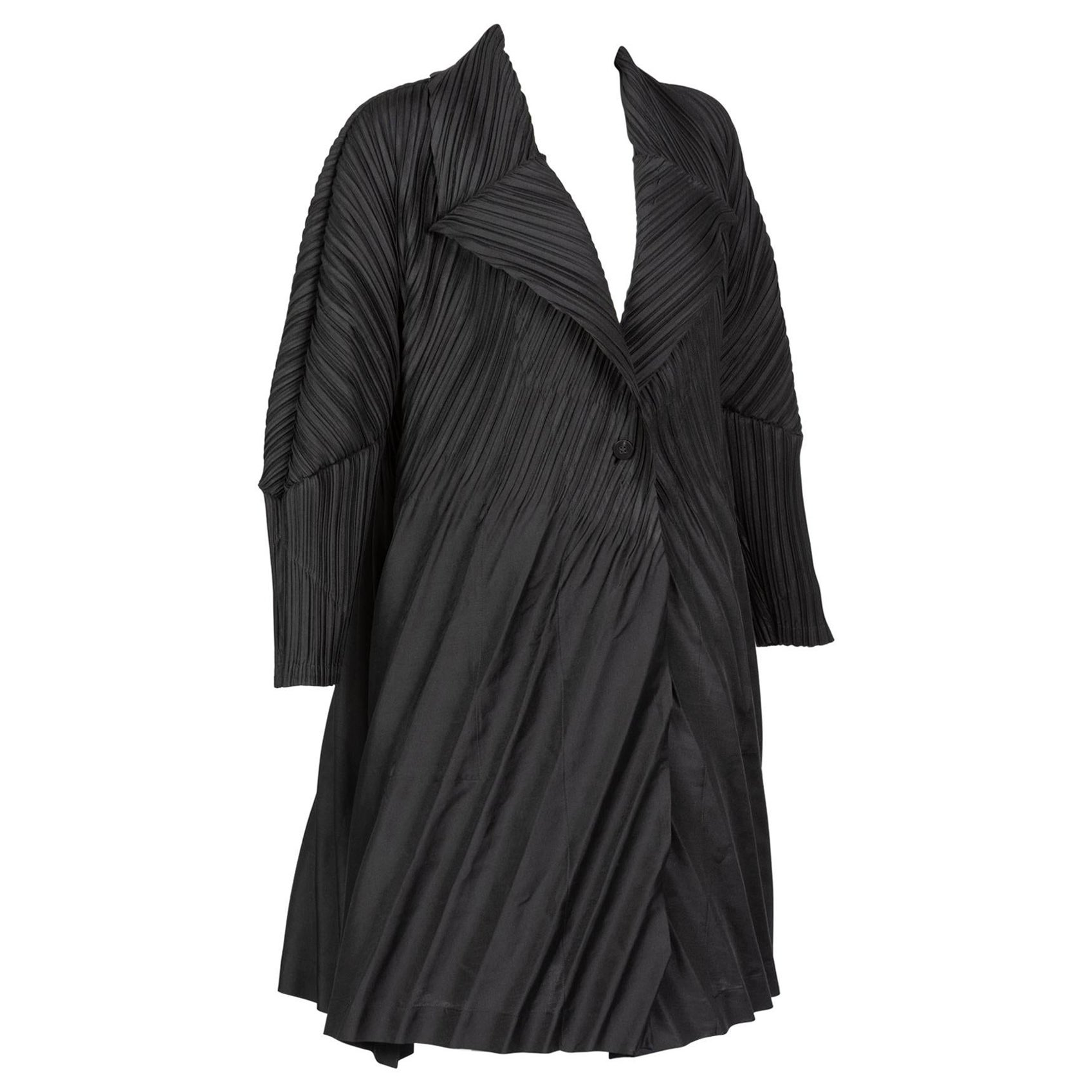 Abrigo de capullo plisado negro Issey Miyake Vintage