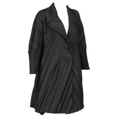 Abrigo de capullo plisado negro Issey Miyake Vintage