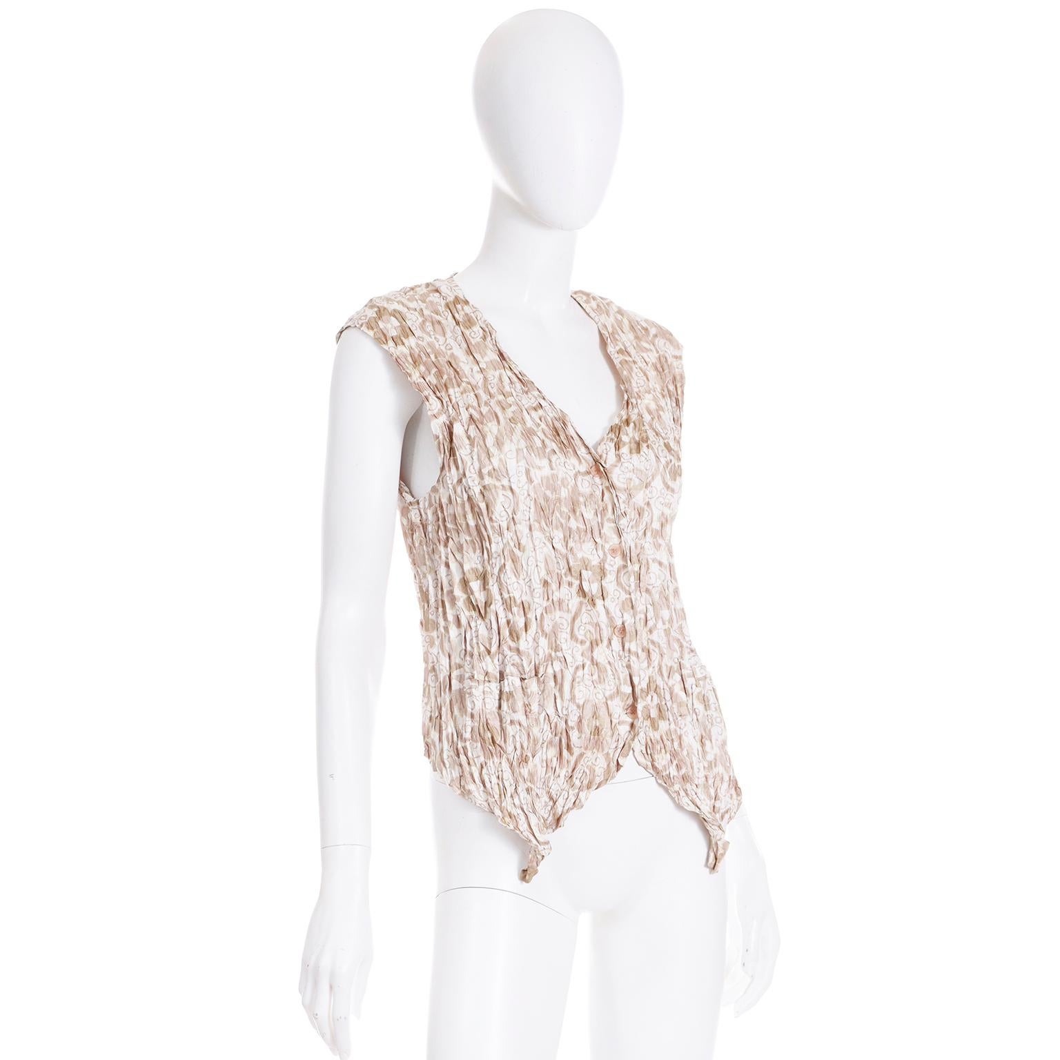 Issey Miyake Vintage Brown Druck Crinkle Open Front Ärmelloses Top (Beige) im Angebot