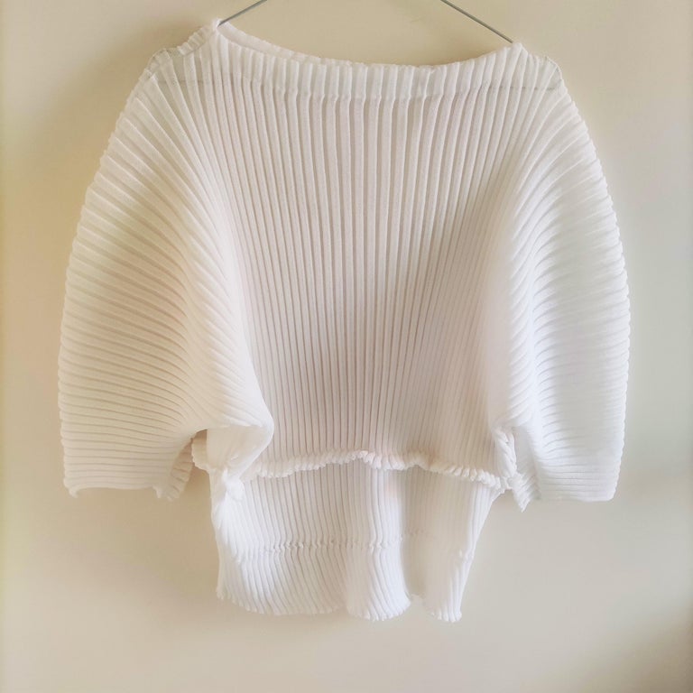 RARE Issey Miyake top!  Sculptural unique rounded sleeves and shoulders!
EXCELLENT condition!

Size: it fits from medium to XL.
 It is a very extensible fabric! 
Marked size: Miyake size 2. 
Model`s size in photos: XS.
Length: 59 cm / 23.2