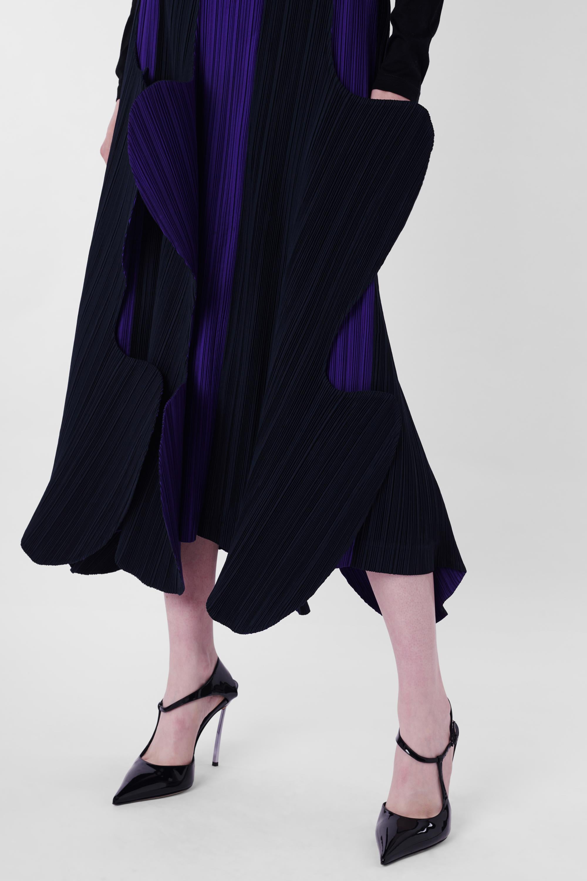 Issey Miyake S/S 1991 Colour Block Petal Skirt. Mit violetten und schwarzen Kontrastfarben, plissiertem Stoff mit blütenförmigem Maxirock und Taillenband. Wie auf dem Laufsteg in einem Kleiderschnitt zu sehen. In ausgezeichnetem