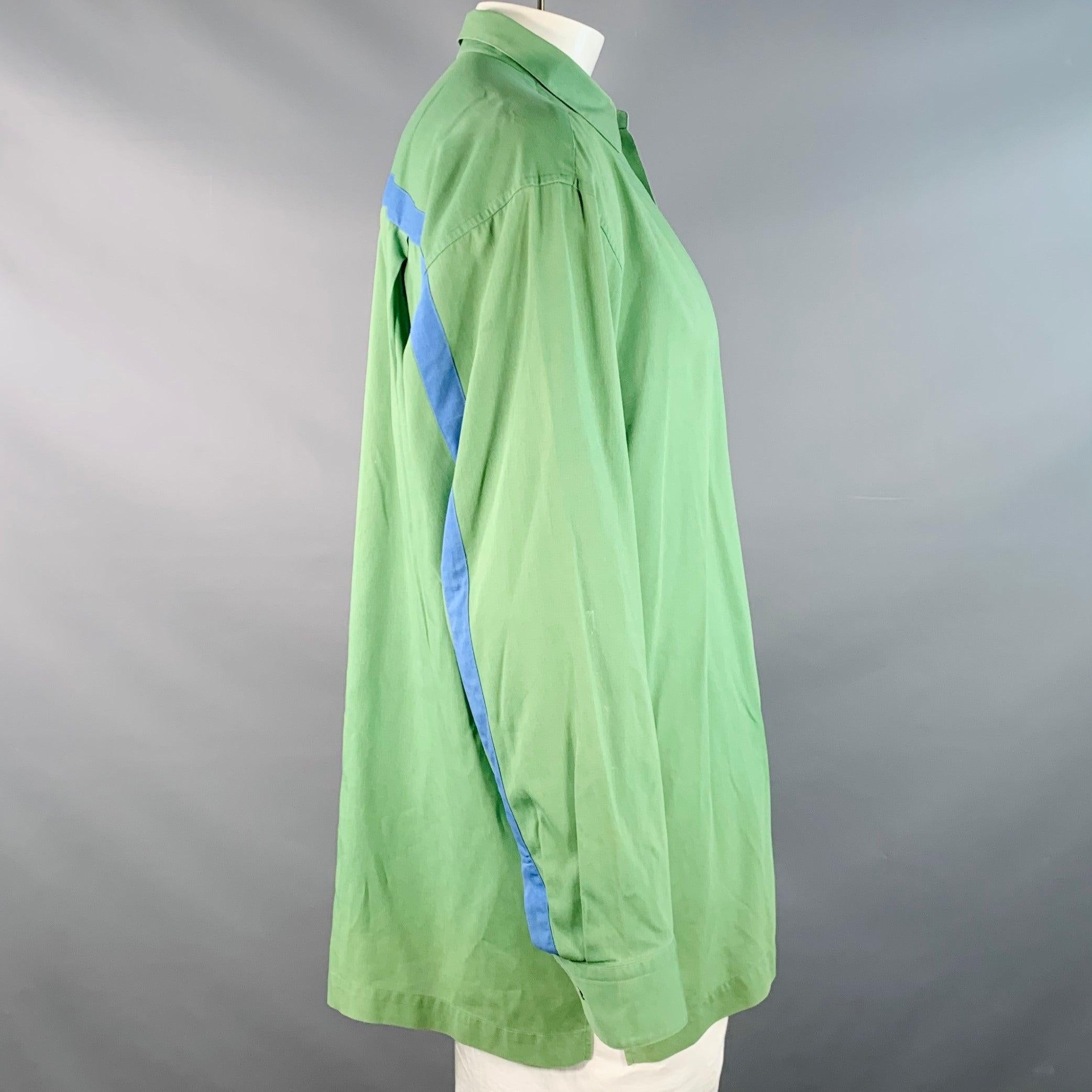 Camicia vintage a maniche lunghe Issey Miyake
in tessuto di cotone verde con riga posteriore blu, una tasca con bottone e chiusura con bottoni. Made in Japan.Buone condizioni d'uso. Macchie d'acqua, così com'è. 

Contrassegnato:   L 

Misure: 
