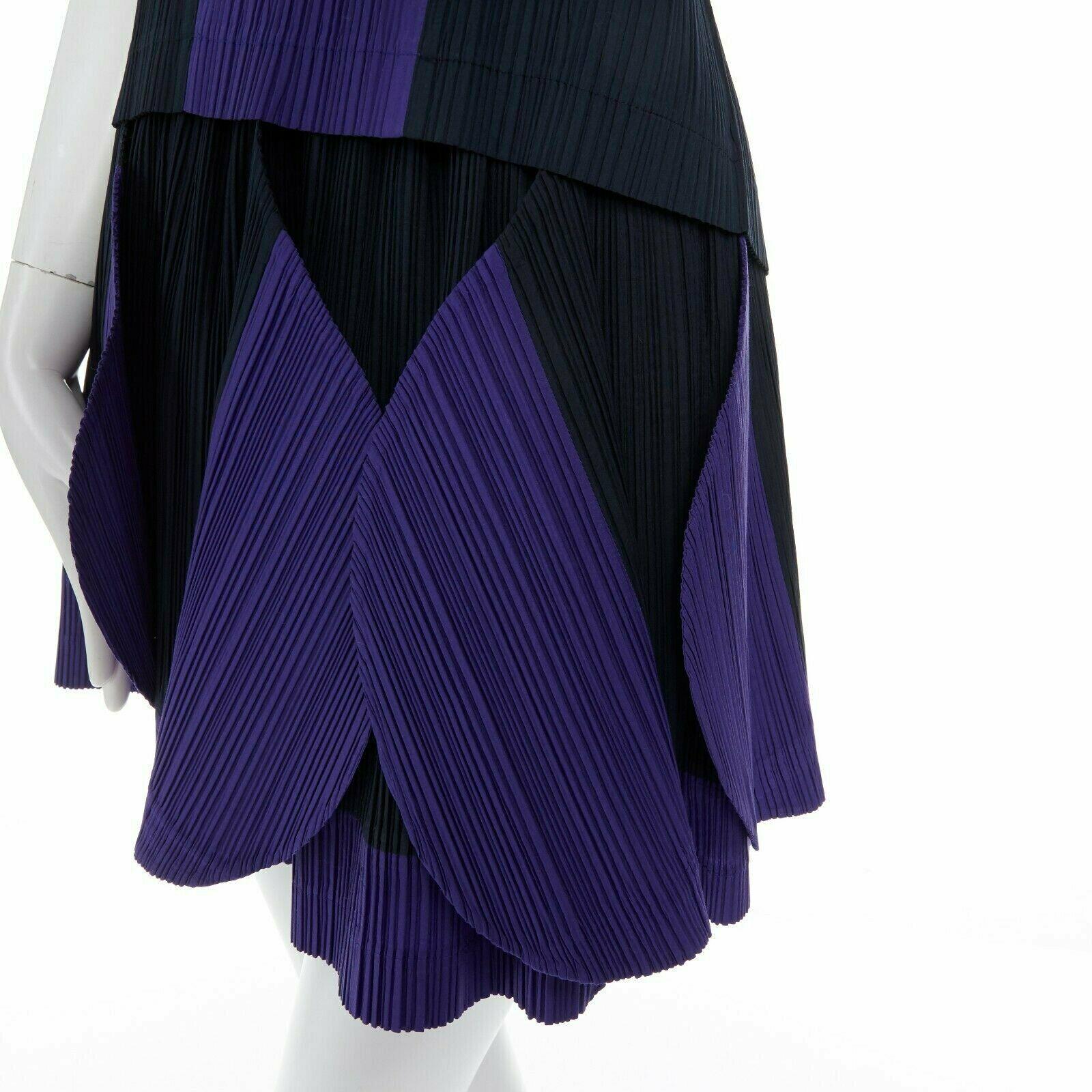 ISSEY MIYAKE Vintage SS1991 colorblock architectural pleated top skirt set L 
Reference: TGAS/A00791 
Brand: Issey Miyake 
Collection: Spring Summer 1991 Runway 
Material: Polyester 
Color: Navy 
Pattern: Other 
Extra Detail: Lemon shaped neckline.