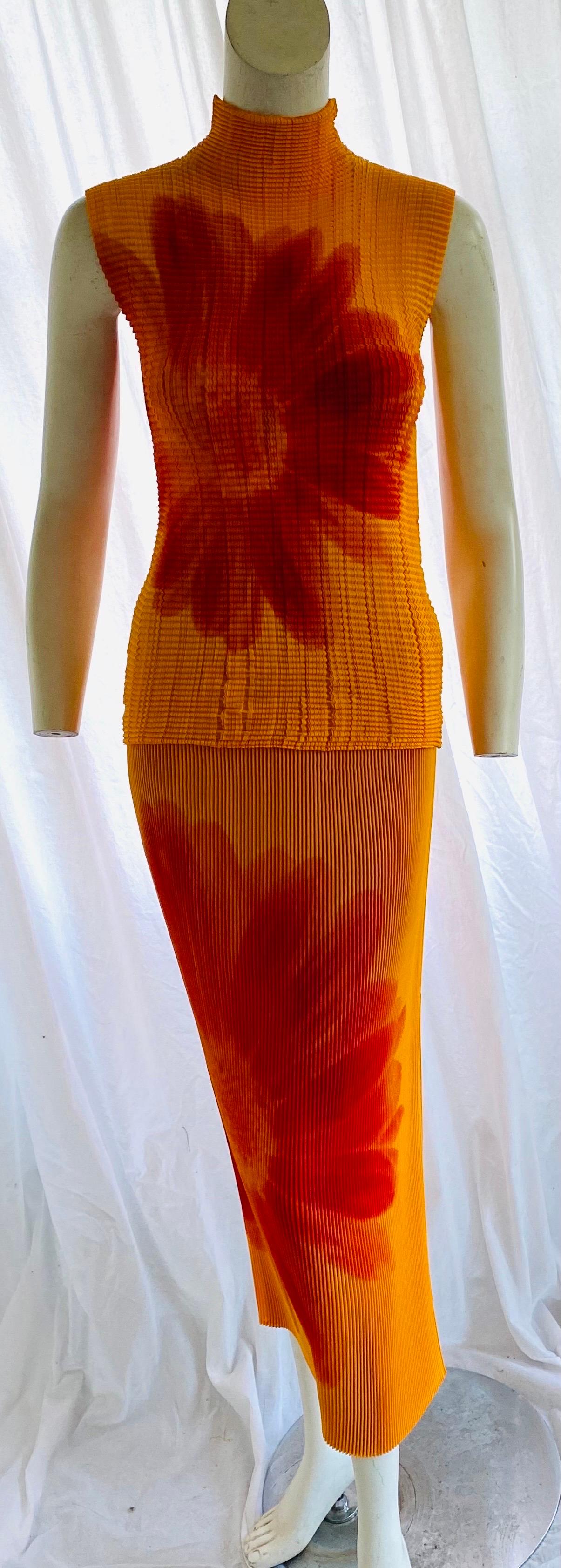 Wunderschönes Vintage-Ensemble von Miyake 
Plissee-Oberteil und -Rock 
100% Polyester 
Beide Stücke sind mit Größe 2 beschriftet 
Ausgezeichneter Zustand