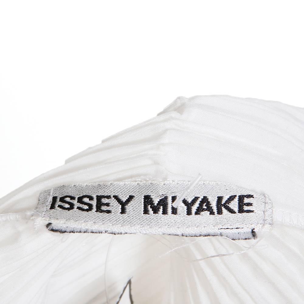 Issey Miyake Vintage White Pleats Please Wrap Coat In Excellent Condition In Los Angeles, CA