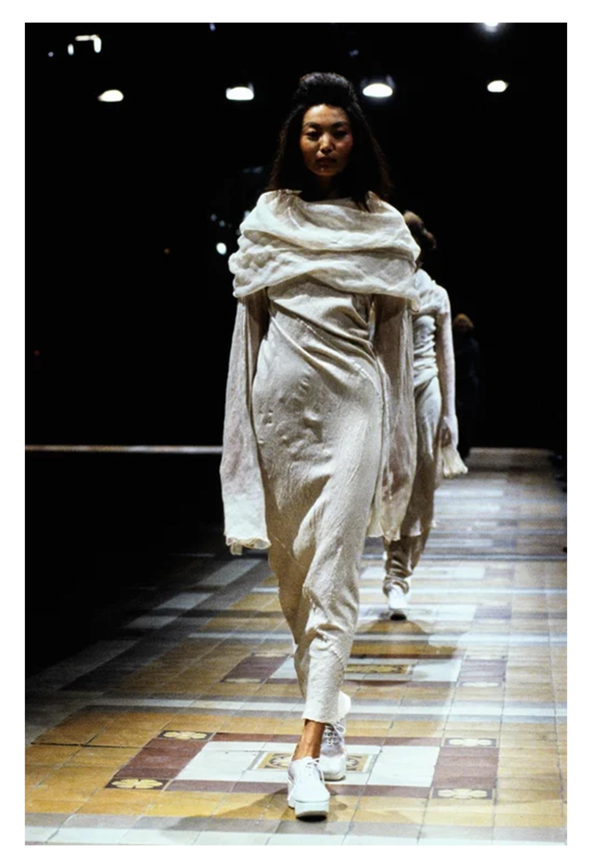 Issey Miyake - Robe longue en lin blanc avec encolure drapée - 1998 Bon état - En vente à Los Angeles, CA