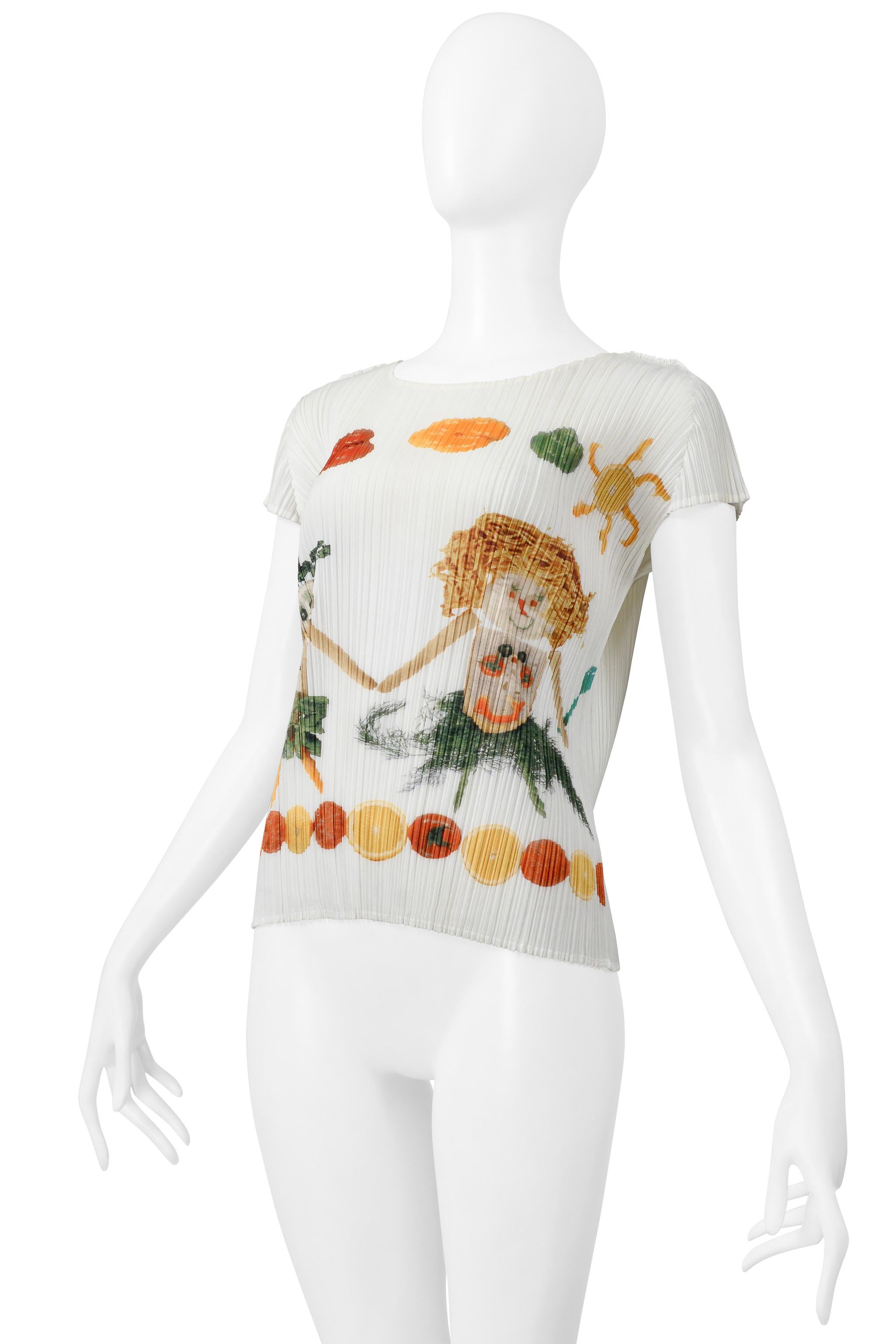 Resurrection Vintage è lieta di offrire un top vintage con stampa grafica a pieghe di Issey Miyake della collezione primavera 2004, con immagini di frutta, verdura e personaggi, maniche corte e un classico girocollo. 

Issey Miyake
Dimensione: 3