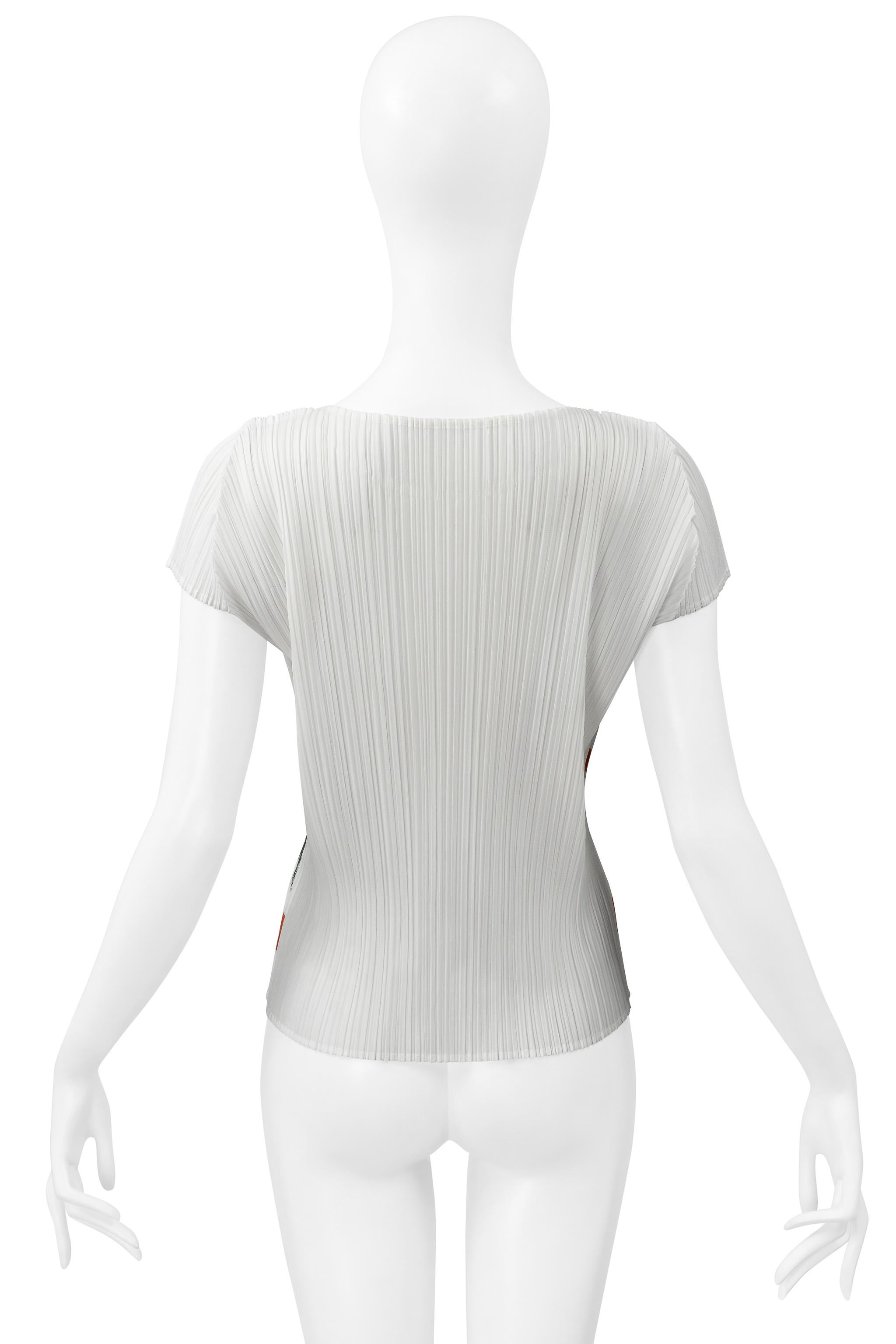 Issey Miyake Top grafico plissettato bianco con caratteri Ss 2004 In condizioni ottime in vendita a Los Angeles, CA