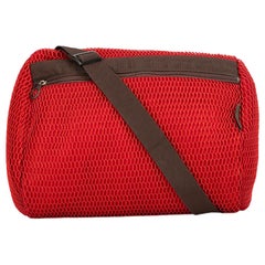 Issey Miyake Damen-Umhängetasche aus rotem Mesh