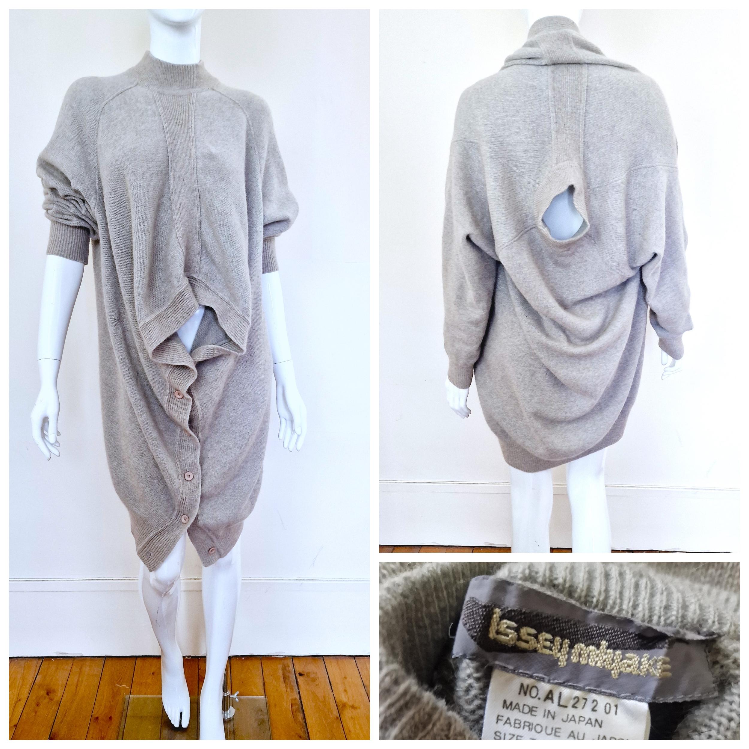 RARE Issey Miyake wool dress coat !
Is can be worn in 2 ways! 2 holes for the head :)
Check the photos!

VERY GOOD condition!

SIZE
It is one size for men and women (if you do not mind oversize look). 
Marked size: medium.
Length: 84 cm / 33