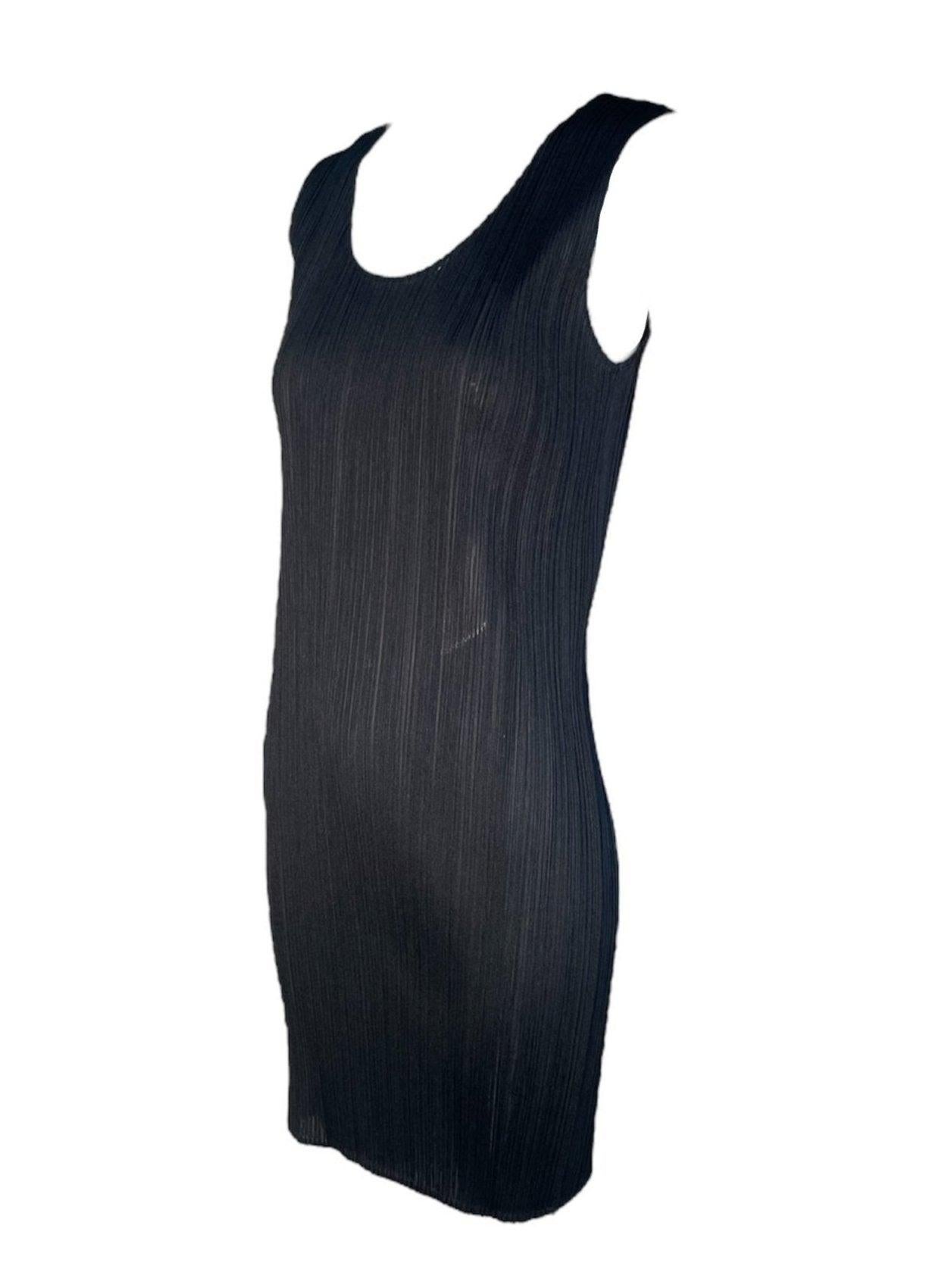 Questo abito nero minimalista di Issey Miyake è un'aggiunta versatile a qualsiasi guardaroba. Senza maniche e con collo a palloncino.  Con dettagli a pieghe e la possibilità di indossarlo da solo o a strati, questo capo offre infinite possibilità di