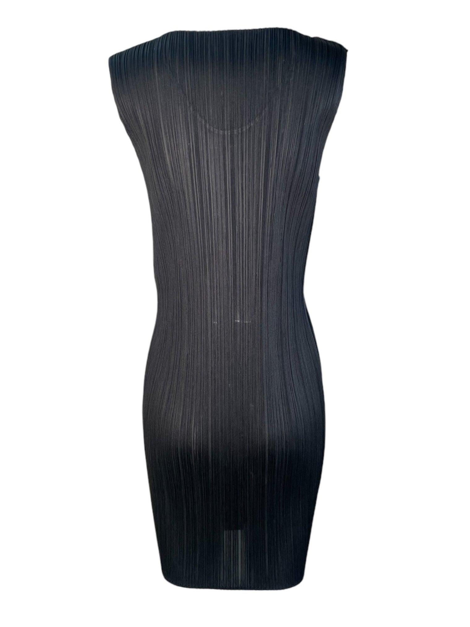 Nero Issey Miyake - Canotta nera minimalista e semitrasparente in vendita