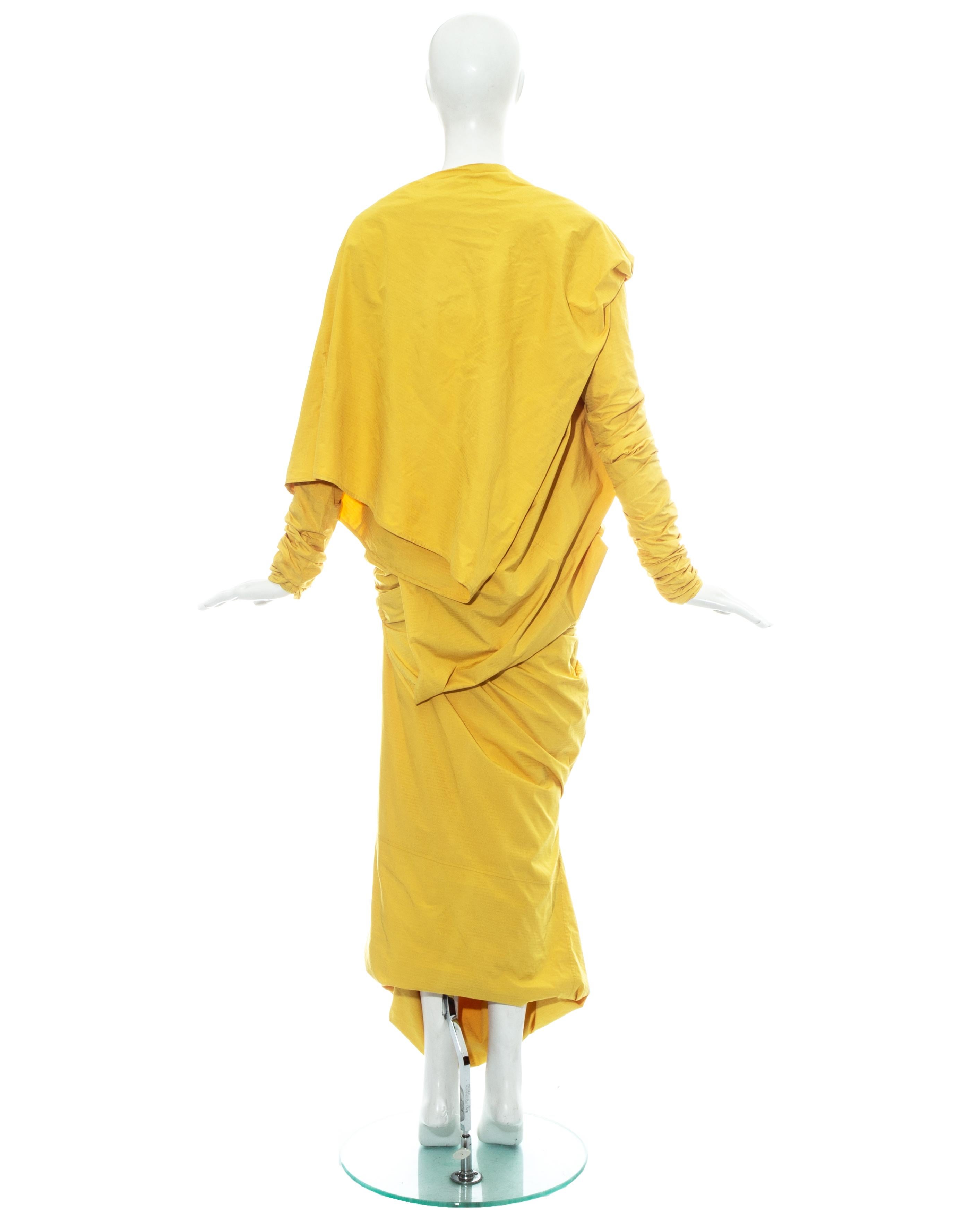 Issey Miyake ensemble jaune drapé, plissé et noué en forme de parachute, automne-hiver 1986 8