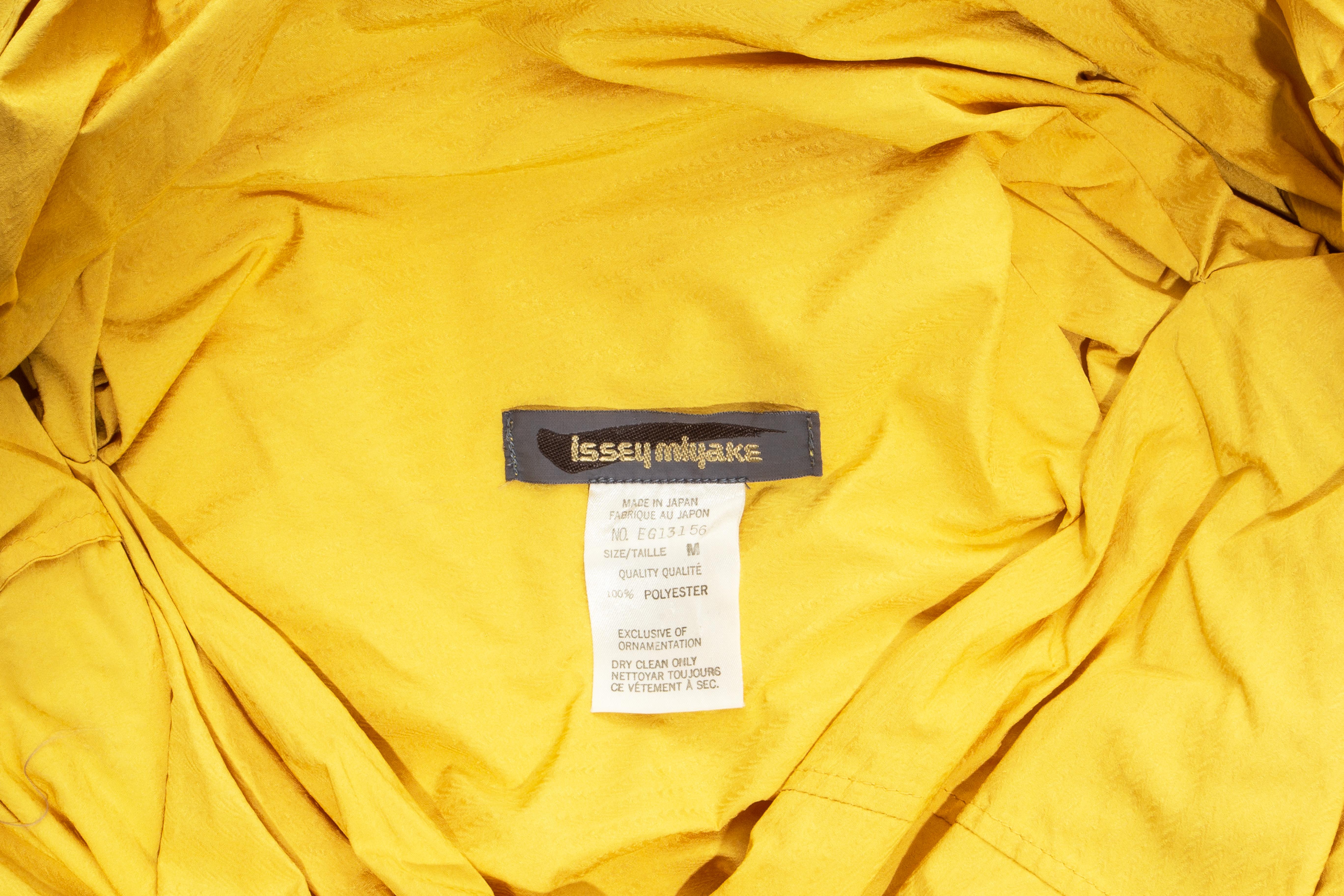 Issey Miyake ensemble jaune drapé, plissé et noué en forme de parachute, automne-hiver 1986 10