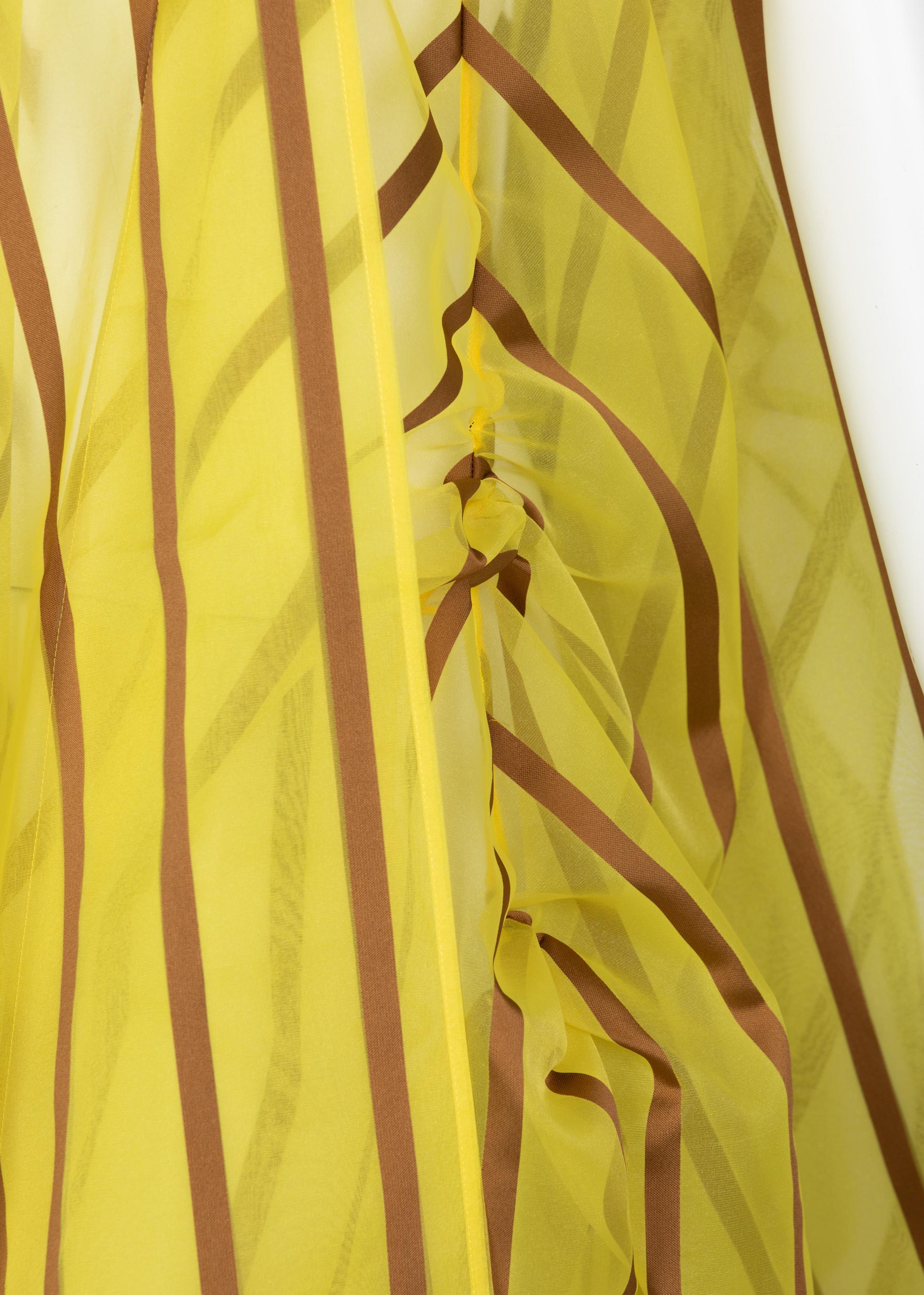 Issey Miyake Gelbes Organza-Taschentuchkleid mit braunen Streifen im Angebot 7