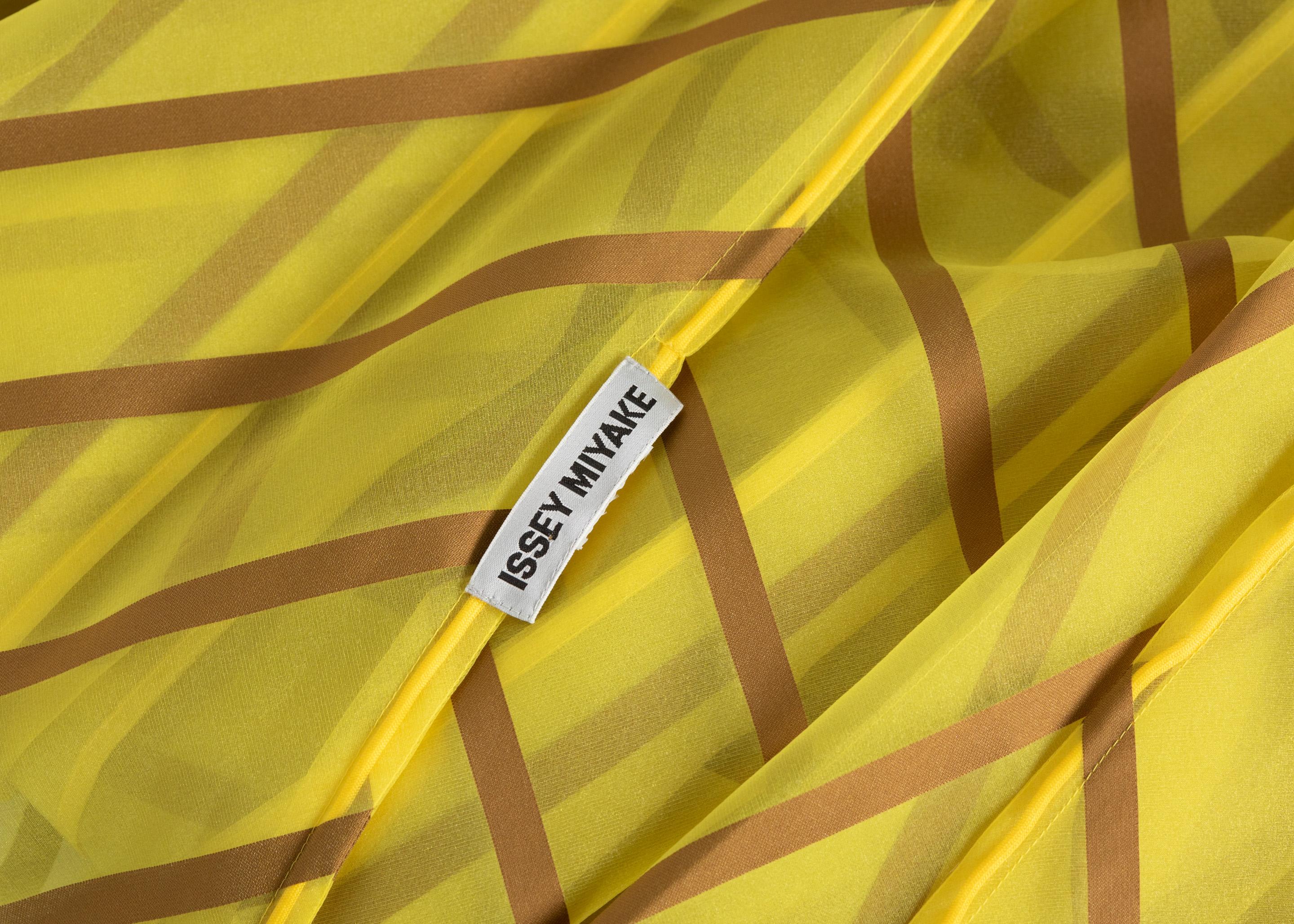 Issey Miyake Gelbes Organza-Taschentuchkleid mit braunen Streifen im Angebot 8
