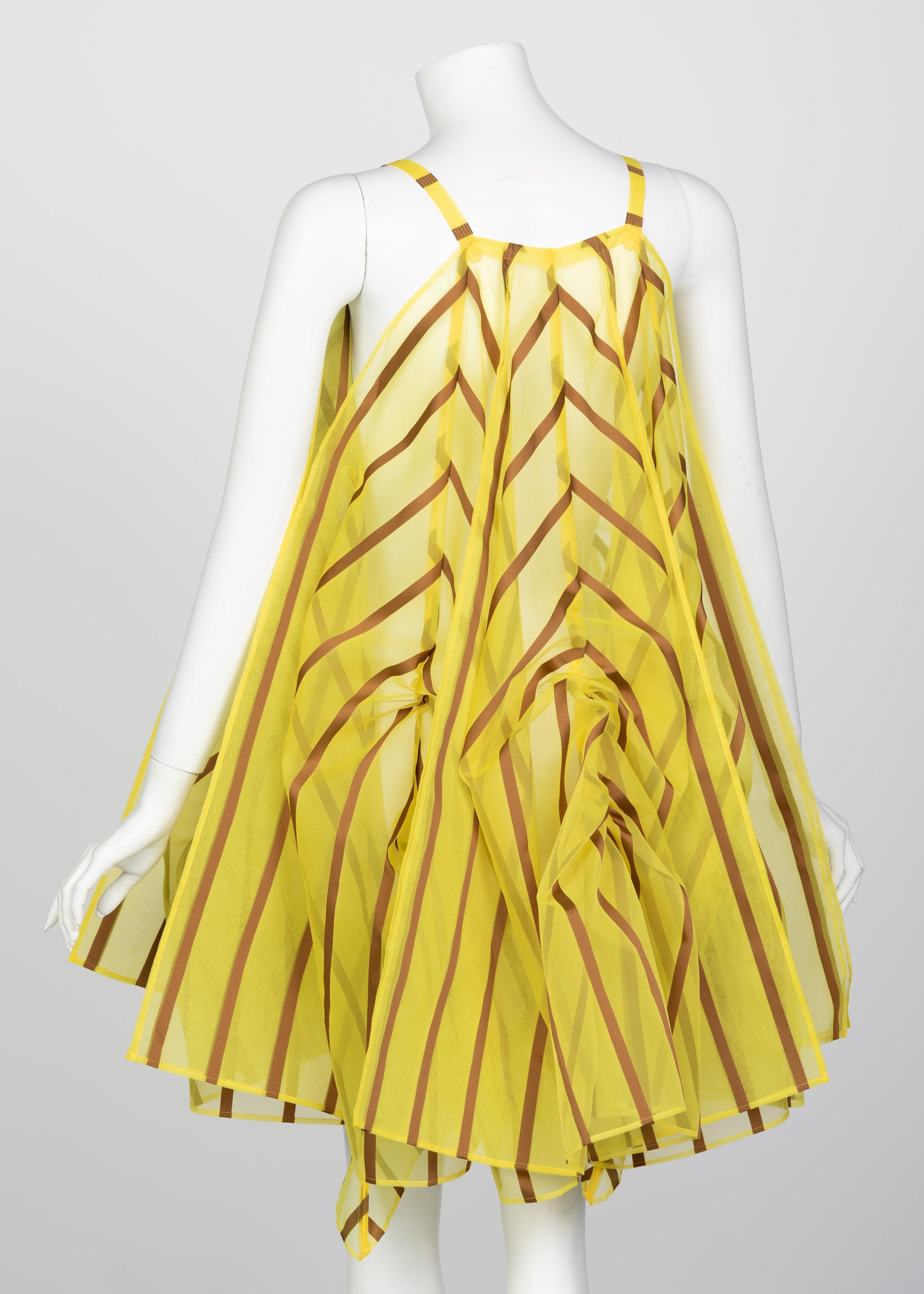 Issey Miyake Gelbes Organza-Taschentuchkleid mit braunen Streifen im Angebot 3