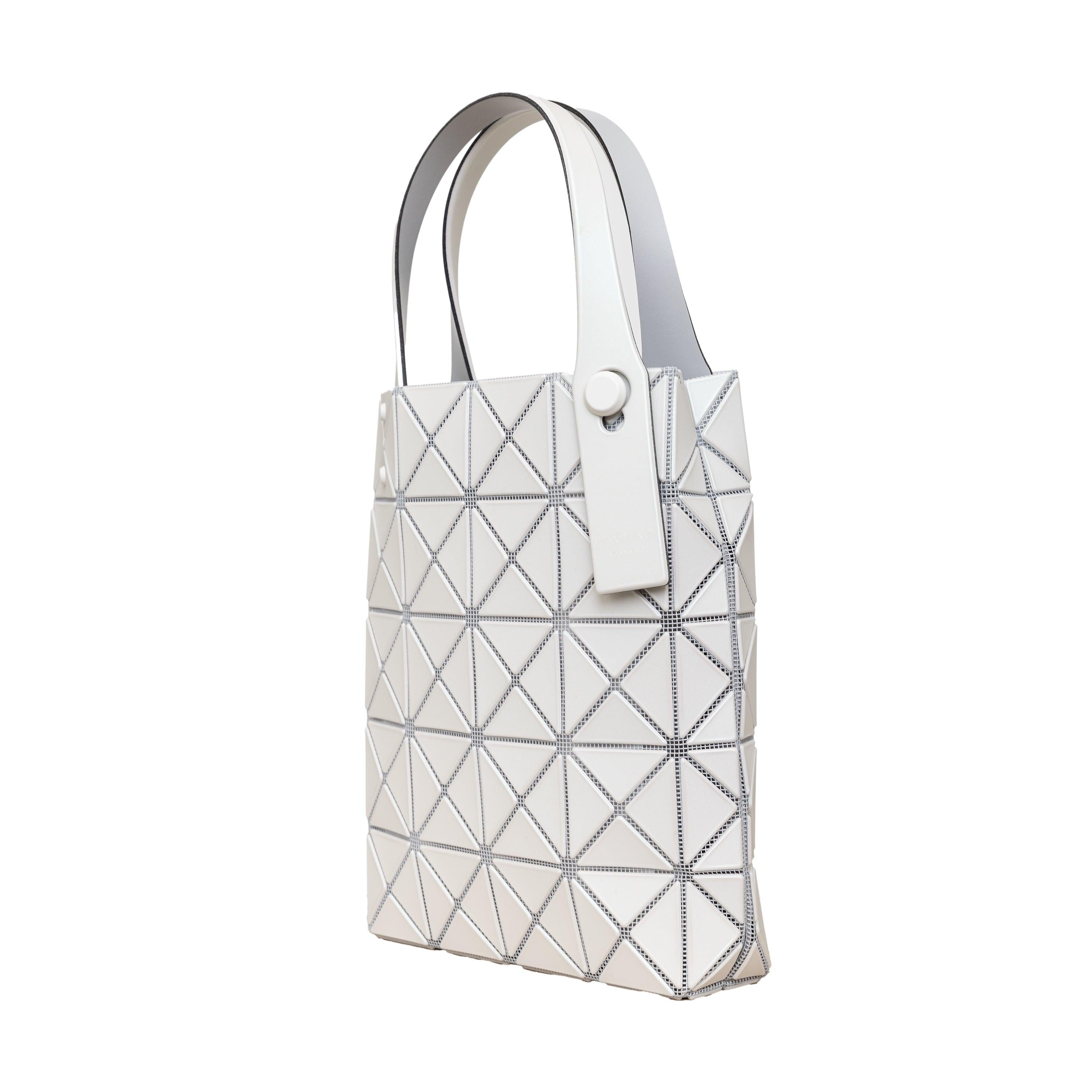Améliorez votre style minimaliste avec le mini sac fourre-tout Prism Plus d'Issey Miyaki. Doté d'une fermeture à pression et d'une poche intérieure, ce sac blanc est à la fois tendance et fonctionnel. Avec des soufflets ajoutés, il offre une