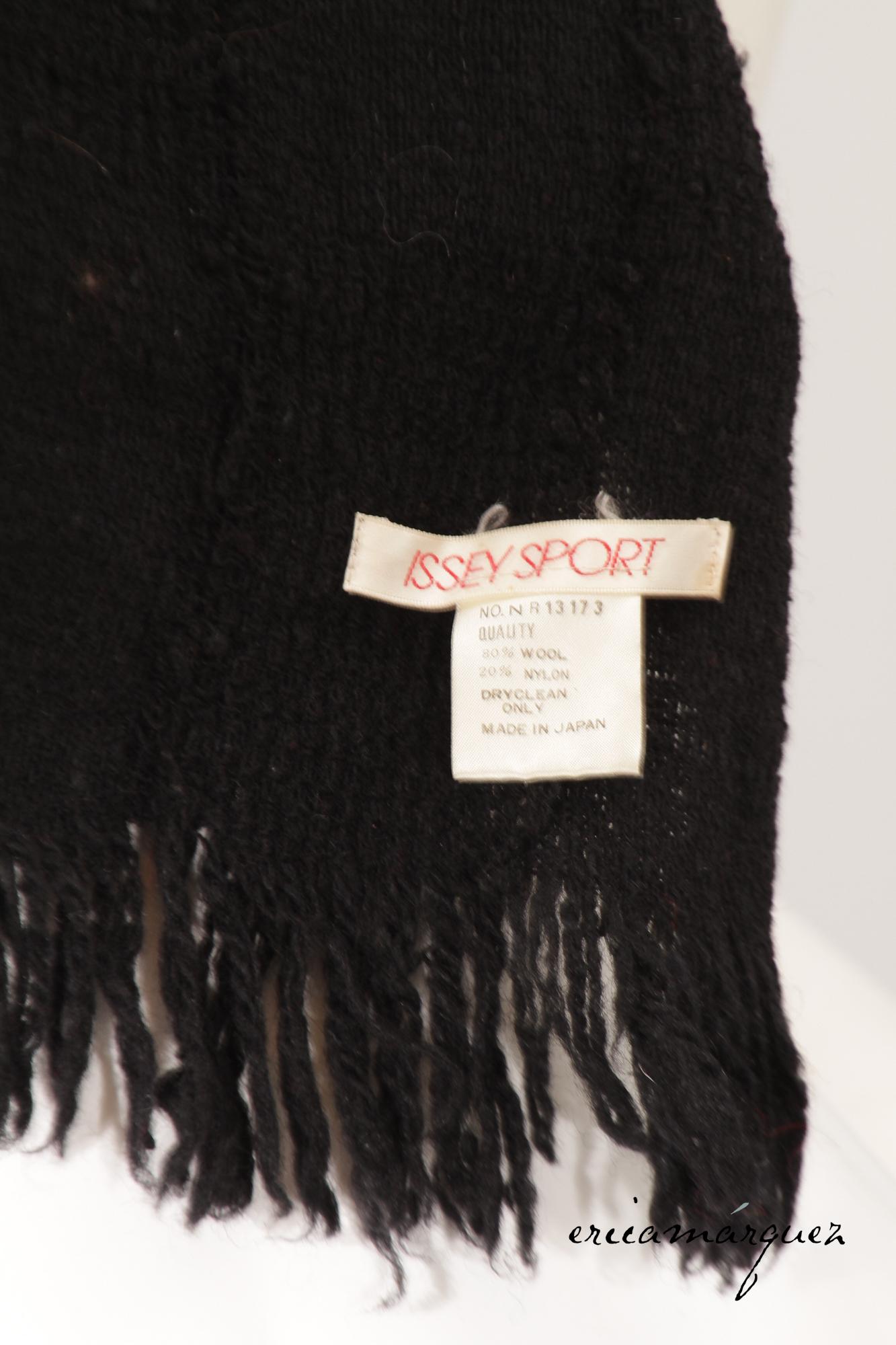 ISSEY SPORT, écharpe oversize en laine noire tissée Saori

LARGEUR : 17