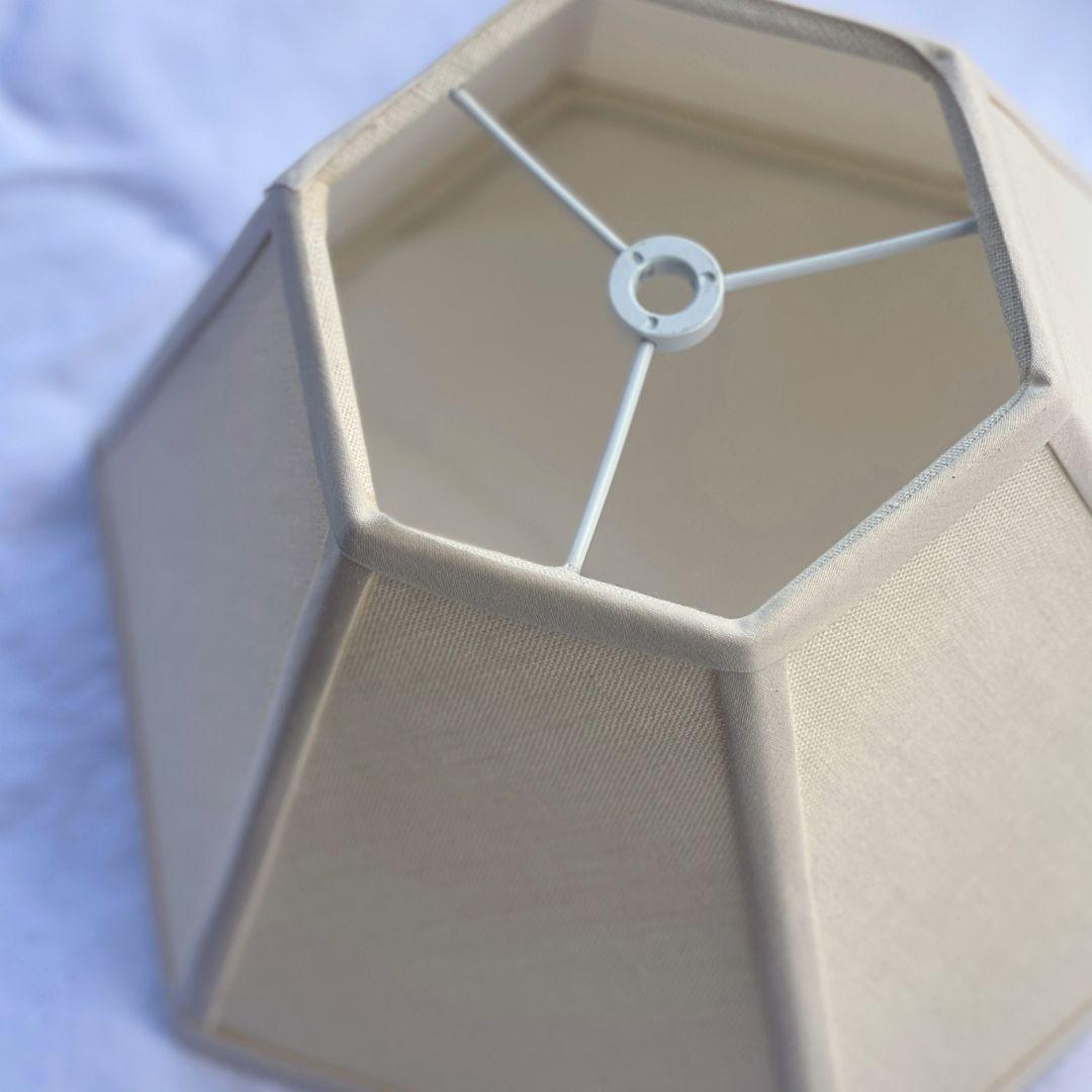 L'abat-jour hexagonal en lin (ROOMS) est l'élément de décoration idéal pour n'importe quelle pièce. Fabriqué en lin naturel et agrémenté d'une bordure crème, il marie habilement texture et couleur.

La lumière chaude émise donne une impression