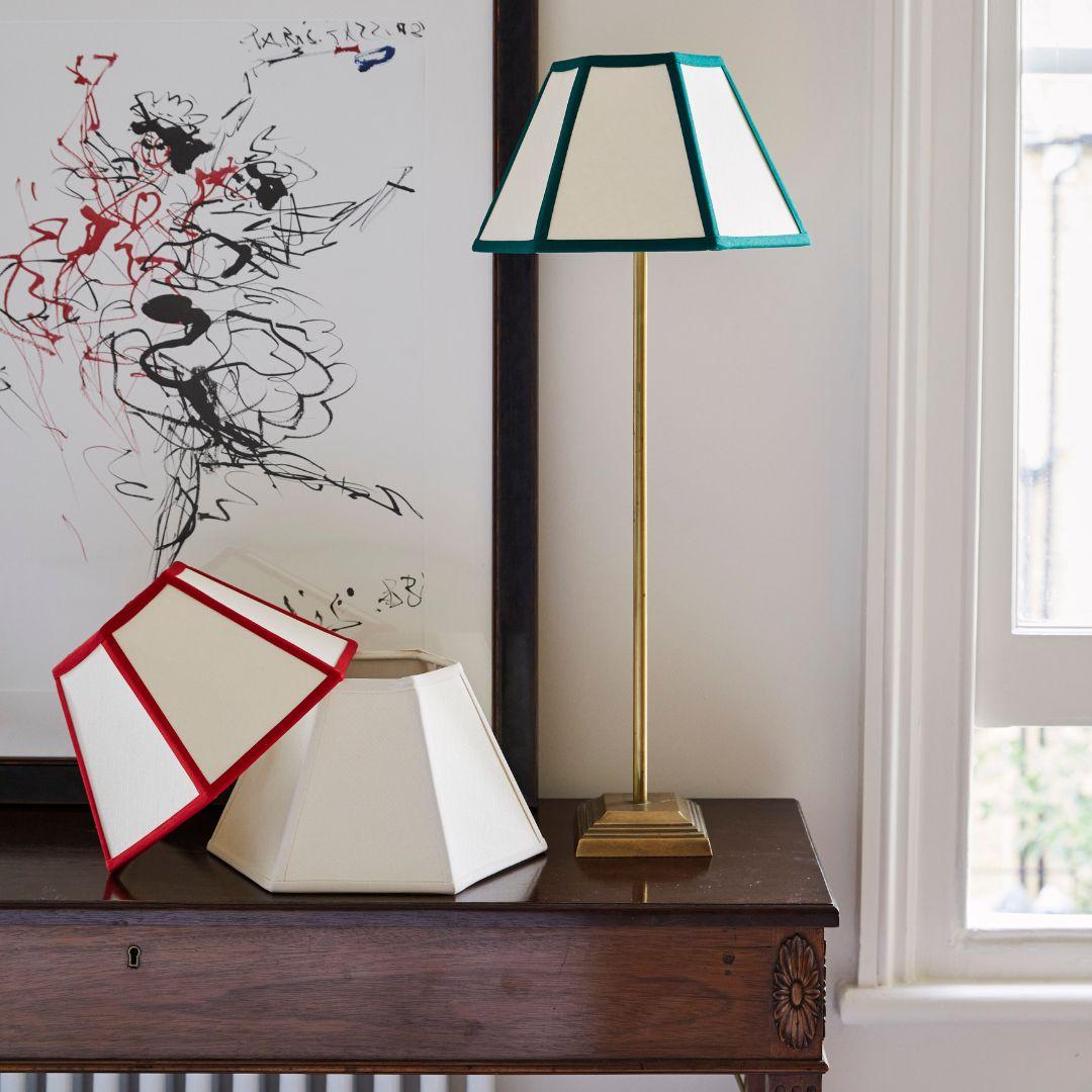 L'abat-jour hexagonal en lin (ROOMS) est l'élément de décoration idéal pour n'importe quelle pièce. Fabriquée en lin naturel et finie avec une bordure rouge, elle mêle habilement texture et couleur.

La lumière chaude émise donne une impression