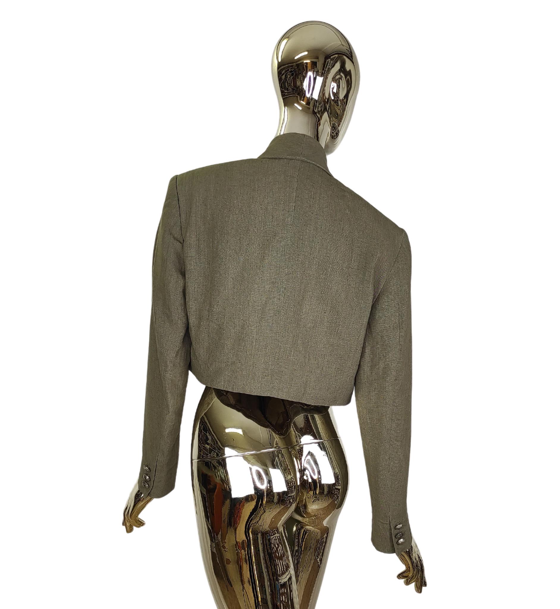 Istante by Gianni Versace cropped blazer
Green linen
Padded shoulders
No closure
Fully lined

Marked size 44 IT
Measurements:
shoulders 47 cm - 18.5 in
bust 106 cm - 42 in

Great condition
Minor signs of use and age
Minor discoloration on the lining