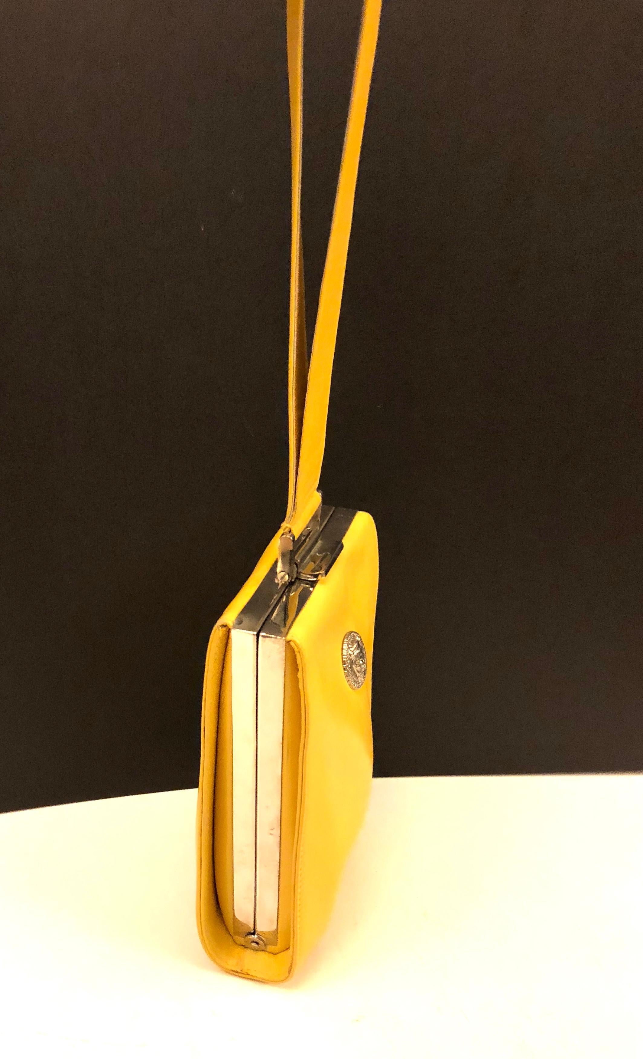 - Vintage 90s Istante by Gianni Versace gelbe Lammfell Handtasche. 

- Abmessungen: 13cm x 18cm x 5cm. Fallhöhe: 20 cm. 

- Unbenutzter Artikel mit kleiner Unvollkommenheit. 

