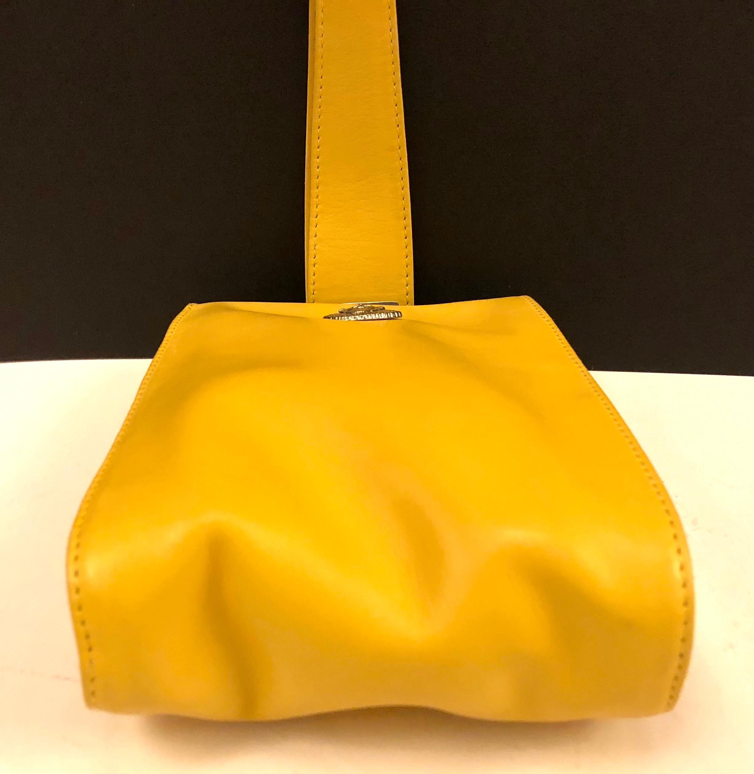 Istante by Gianni Versace - Sac à main en cuir d'agneau jaune en vente 2