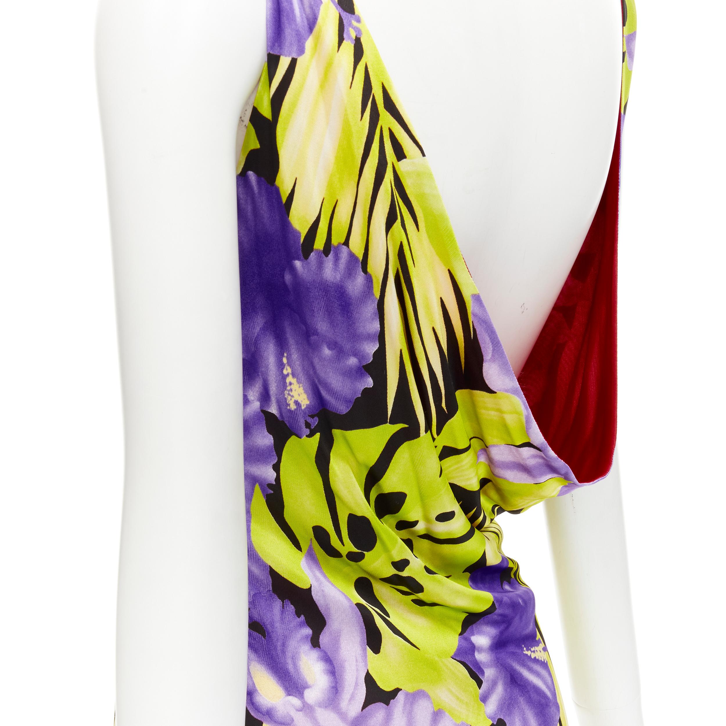 ISTANTE GIANNI VERSACE 1998 Vintage tropical Jungle floral draped back dress M 
Reference: GIYG/A00152 
Brand: Istante 
Designer: Gianni Versace 
Collection: 1998 
Material: Viscose 
Color: Green 
Pattern: Floral 
Extra Detail: Draped collar. Dipped
