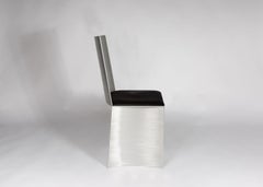 Sedia ISU Highback in metallo lavorato a mano di Soraya Osorio